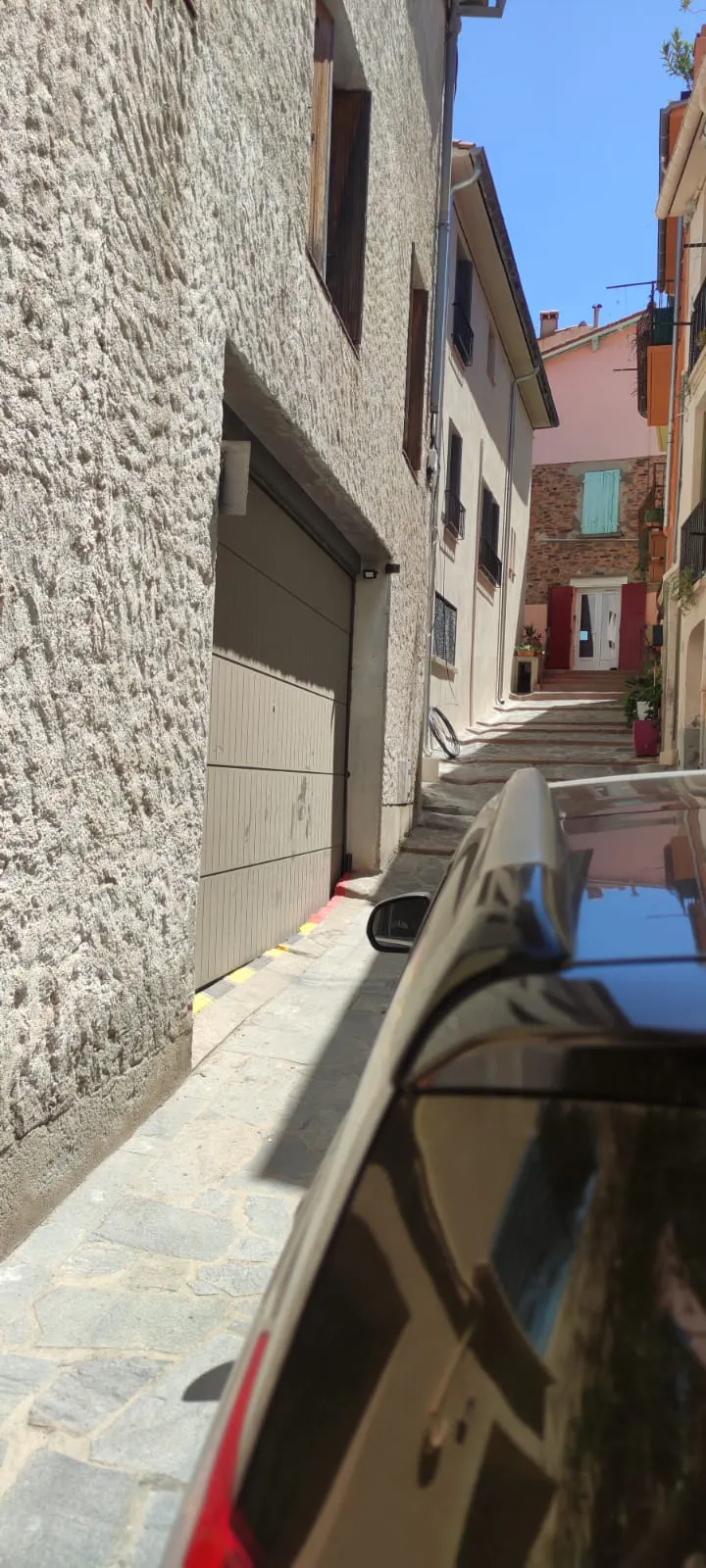 Rue Camille Desmoulins et Porte de garage des Appartements de Collioure