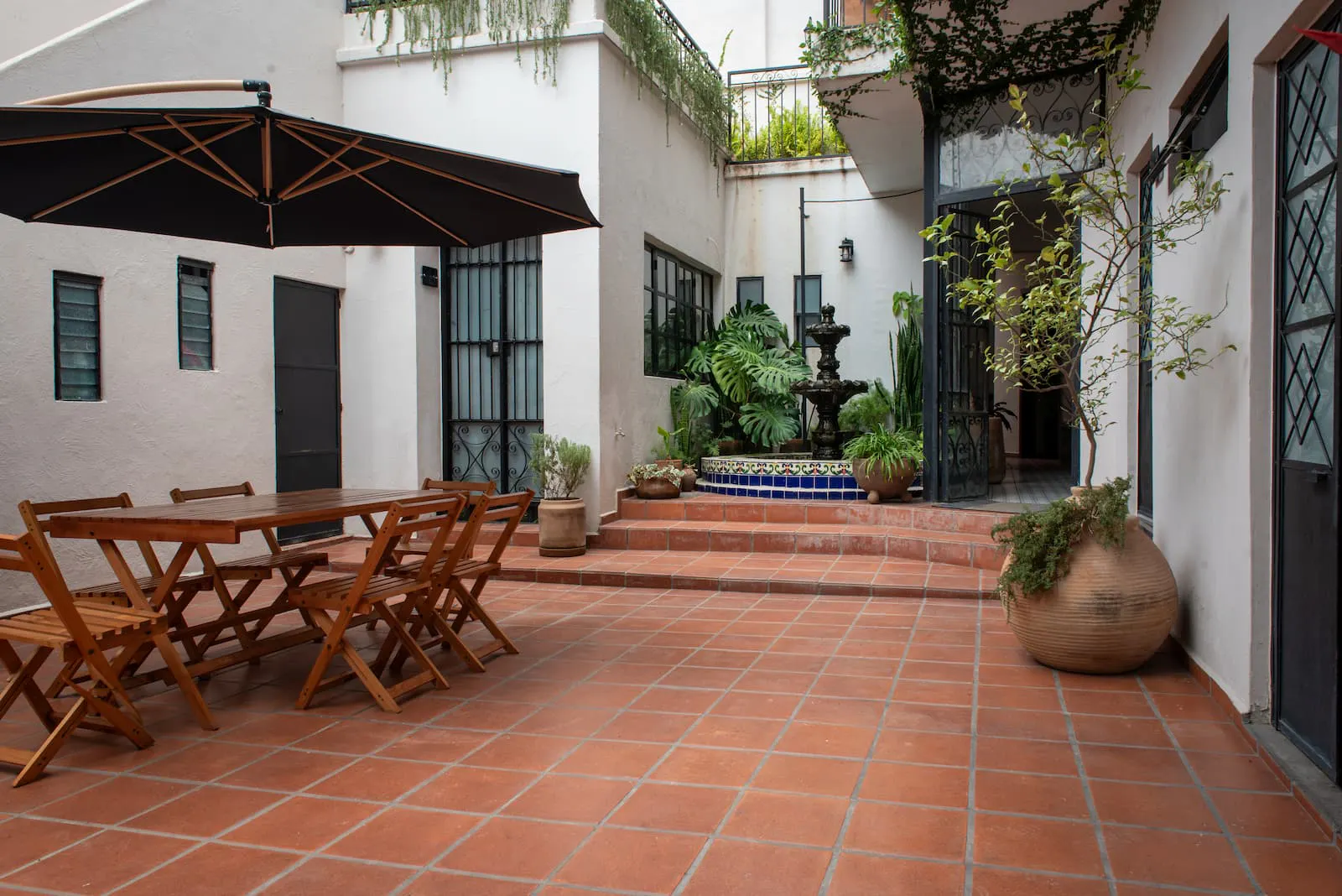 Patio con fuente y comedor exterior, Casa Irake Guadalajara