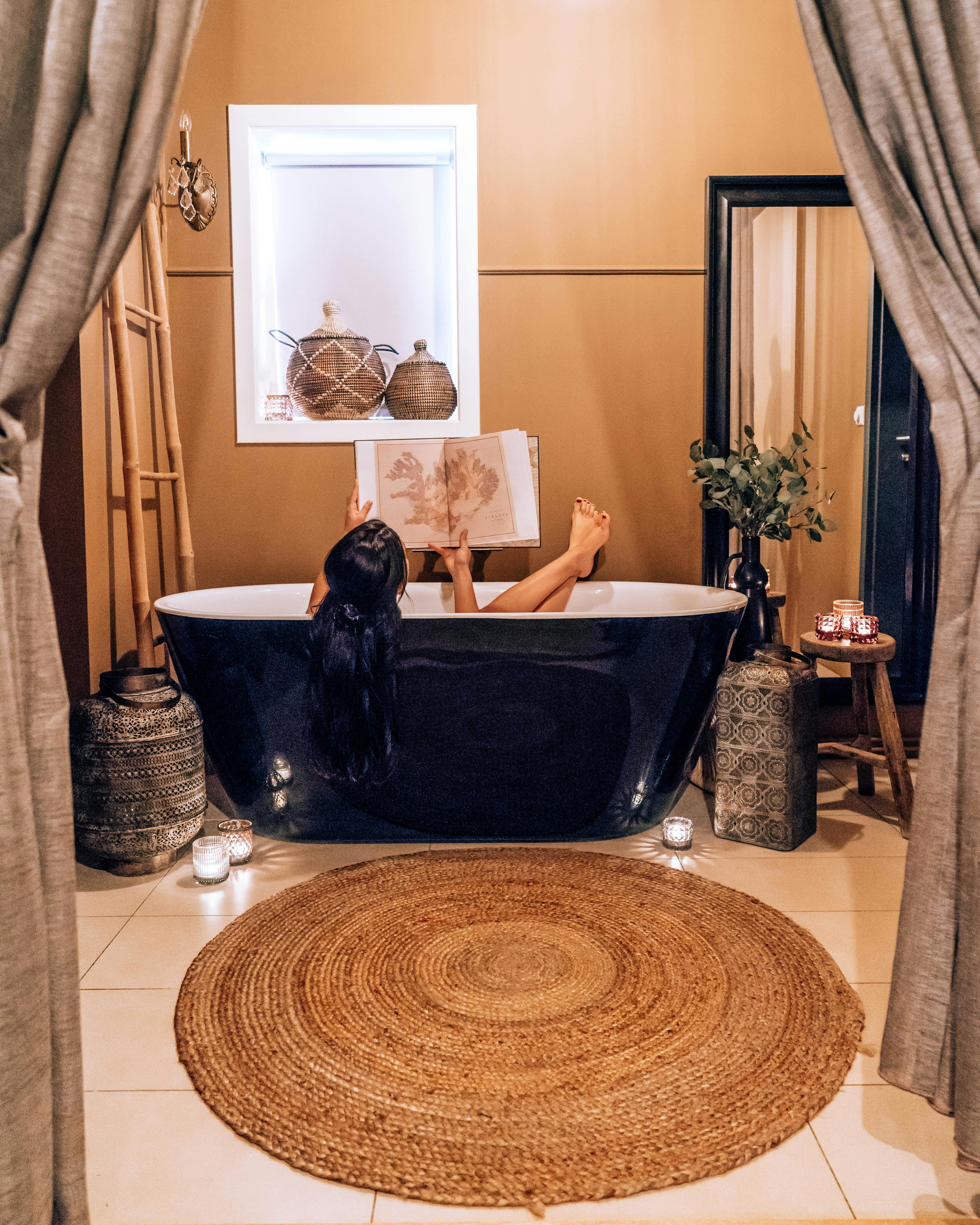 Inni apartments - free standing bathtub in Inni 4 - superior studio