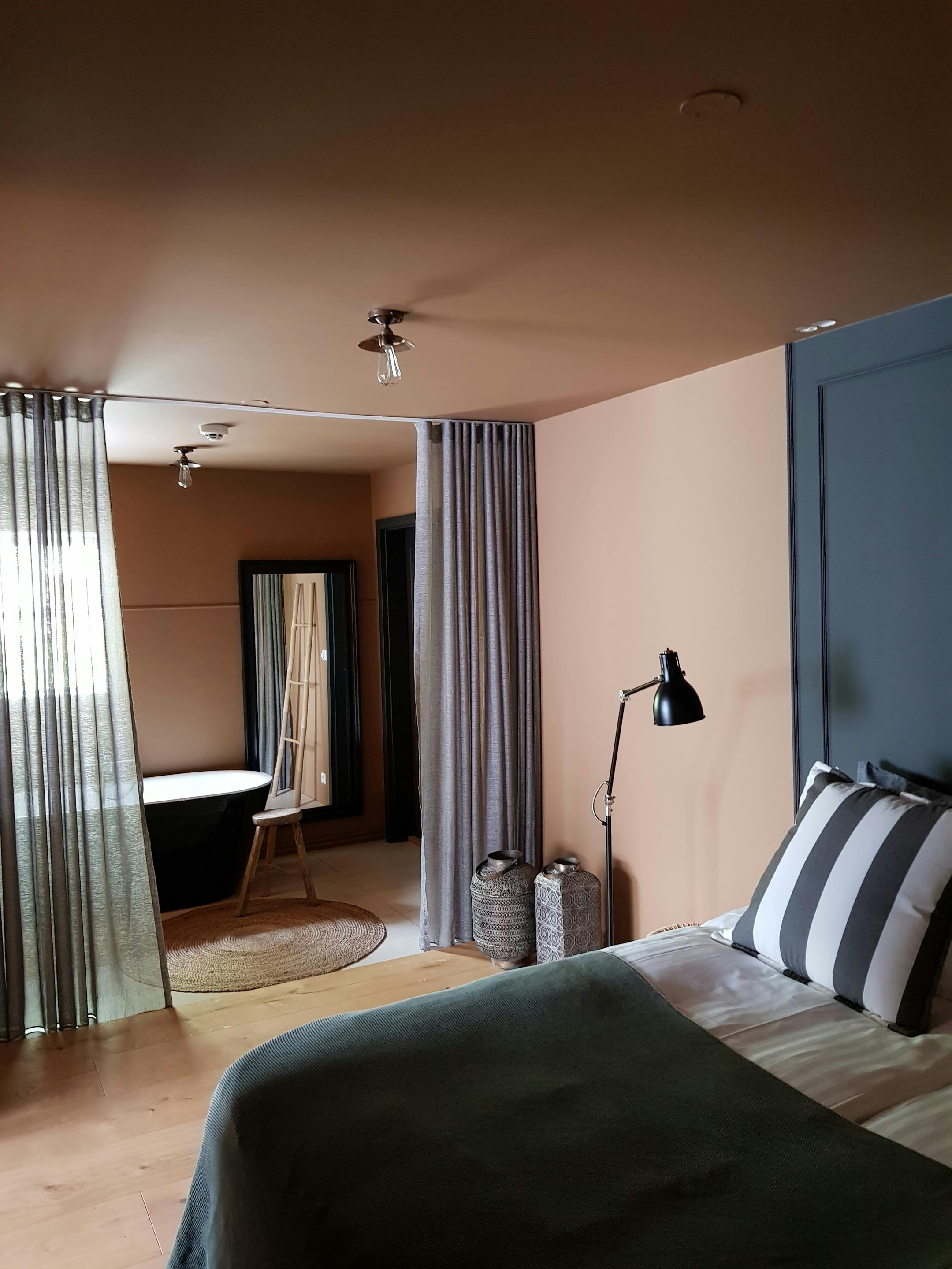 Inni apartments - INNI 3 - Bedroom and free standing bath-tub