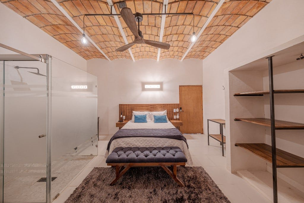 Habitación con cama grande