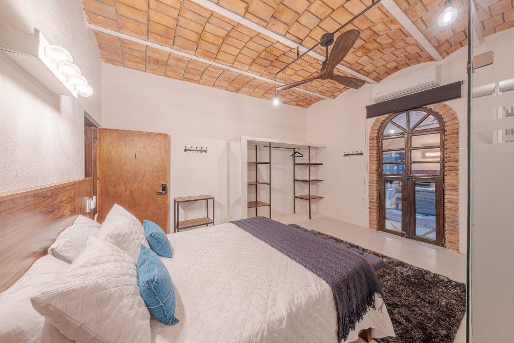 Habitación con cama grande