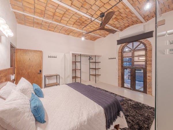 Habitación con cama grande