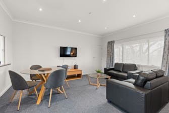 Executive Studio - Lounge / Dining