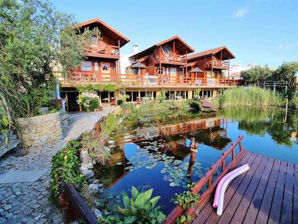 Chale e piscina biológica