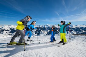 Familie beim Skifahren auf den pisten des Raurisertals