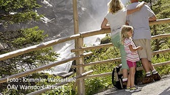 Familieplezier bij de watervallen