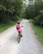 Kind op mountainbike in de bergen van Oostenrijk