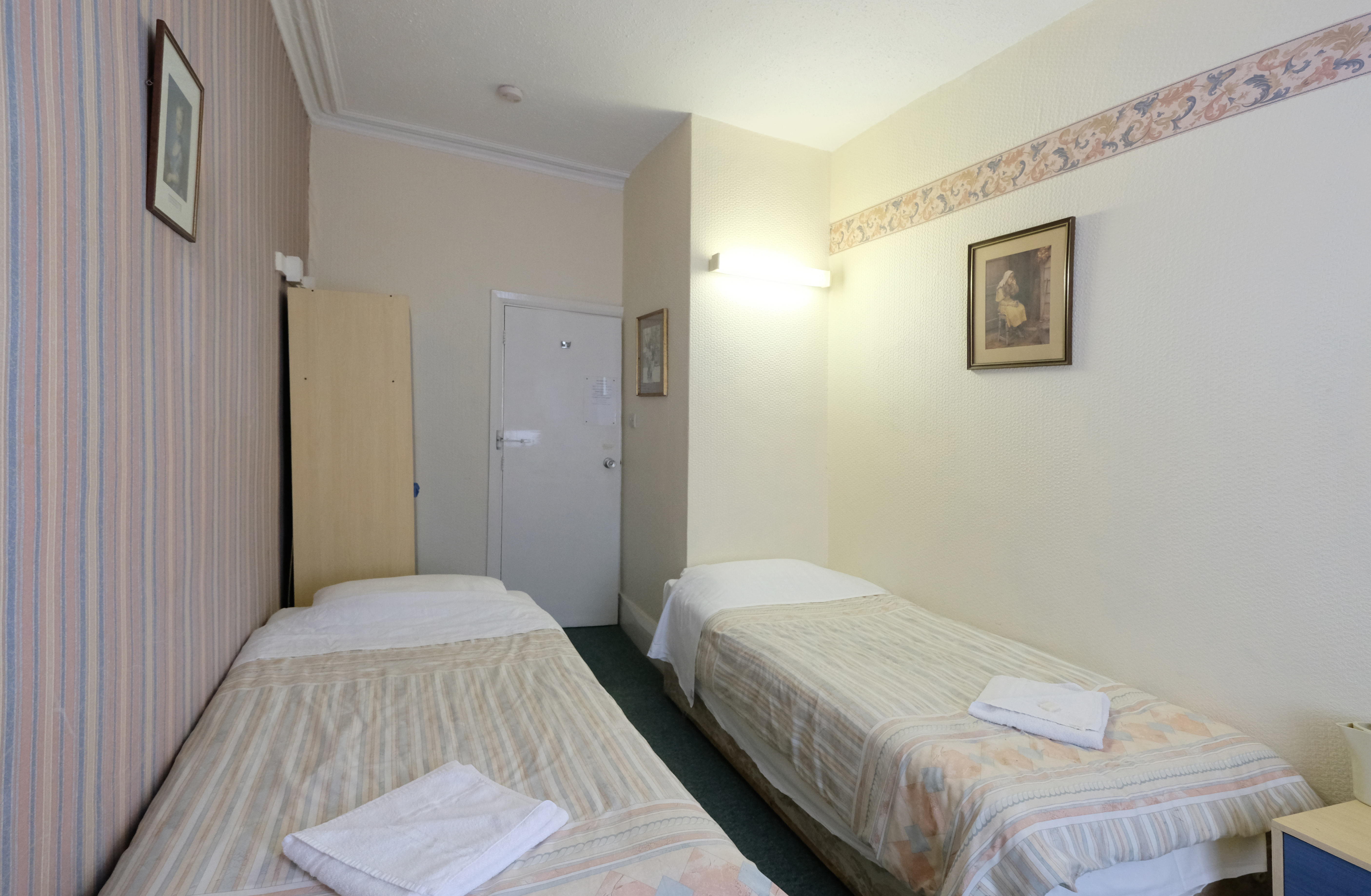 A twin room with shared bathroom in Paddington. London budget rooms.