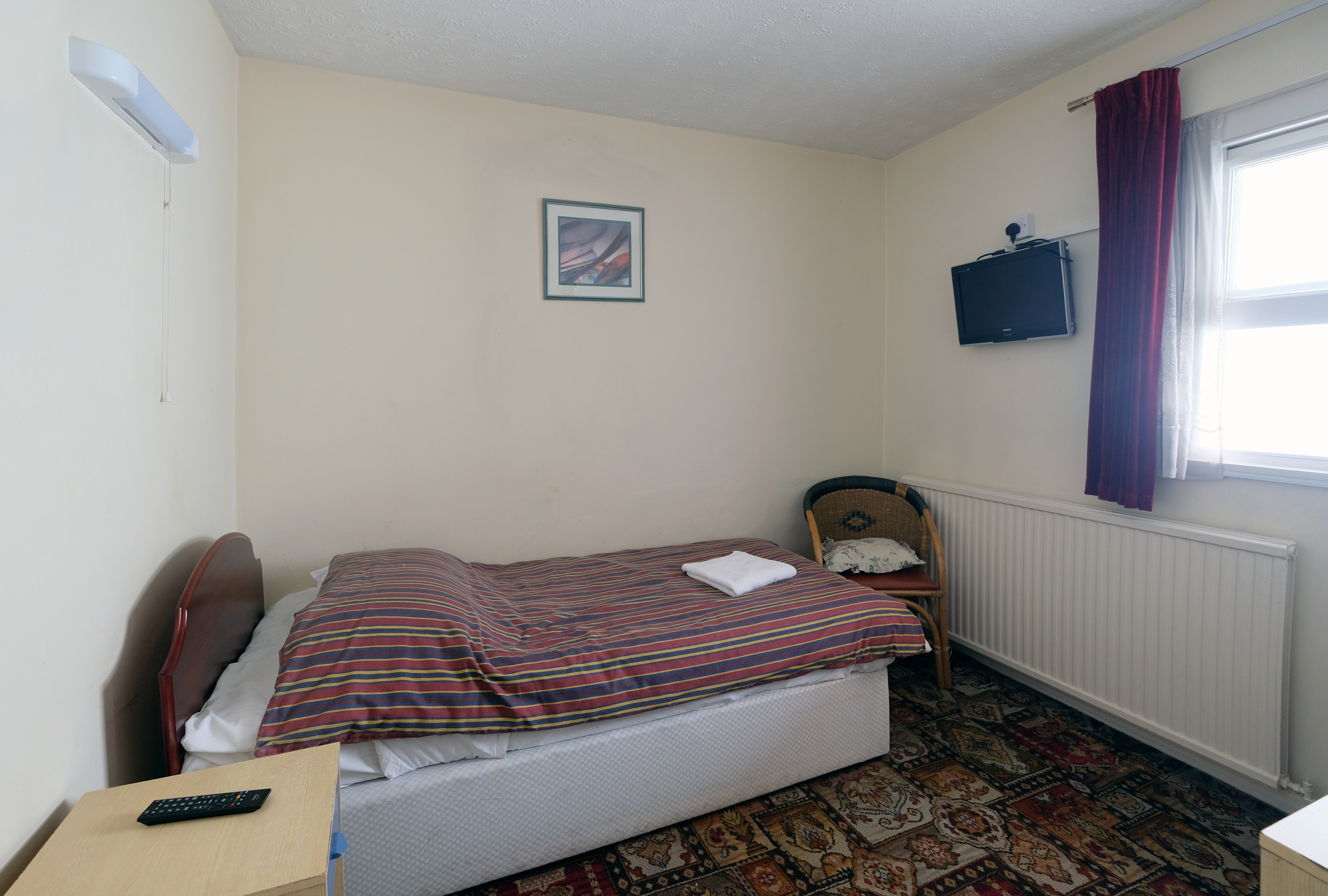 A single room with shared bathroom in Paddington. Budget room