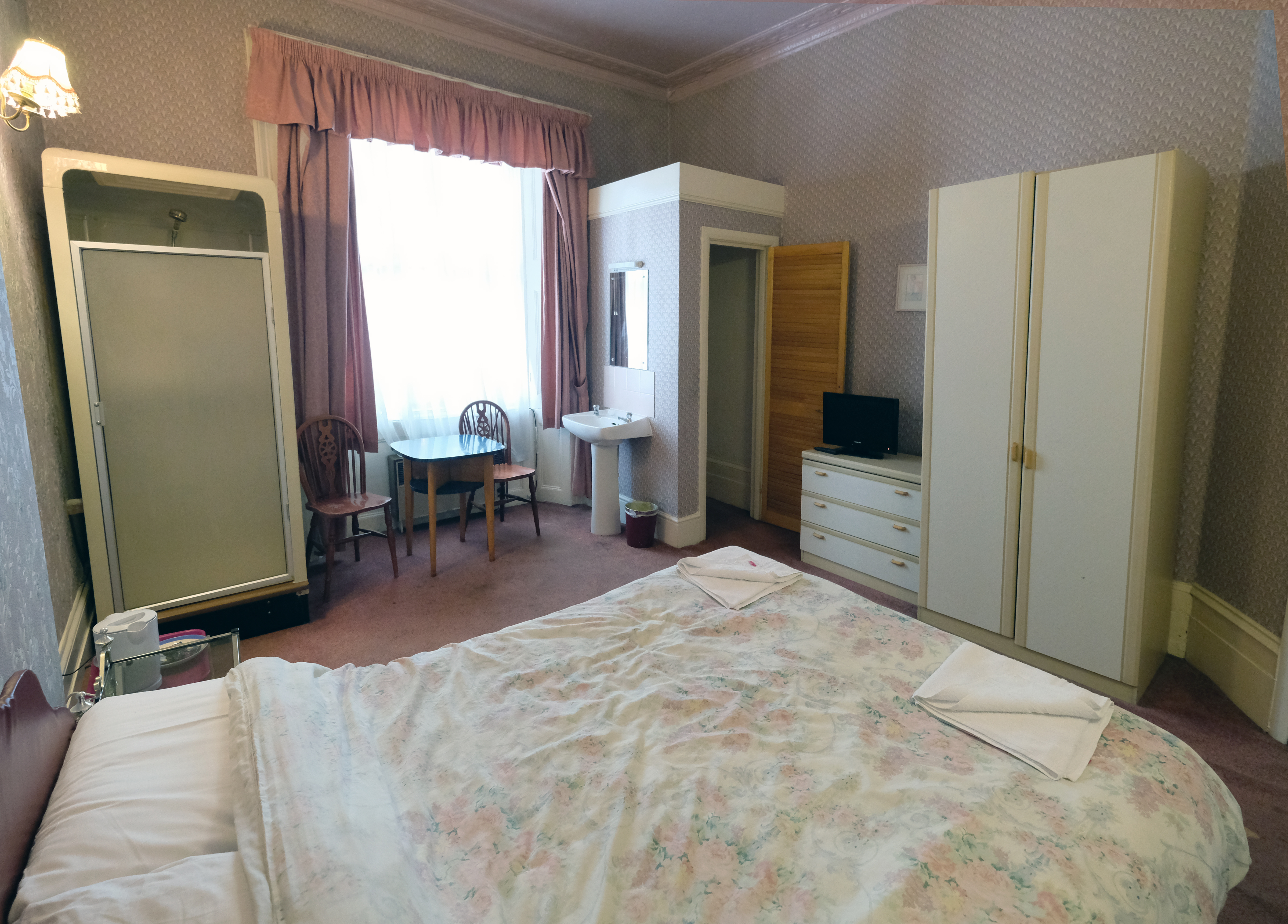 A double room with ensuite bathroom in Paddington. London budget rooms.