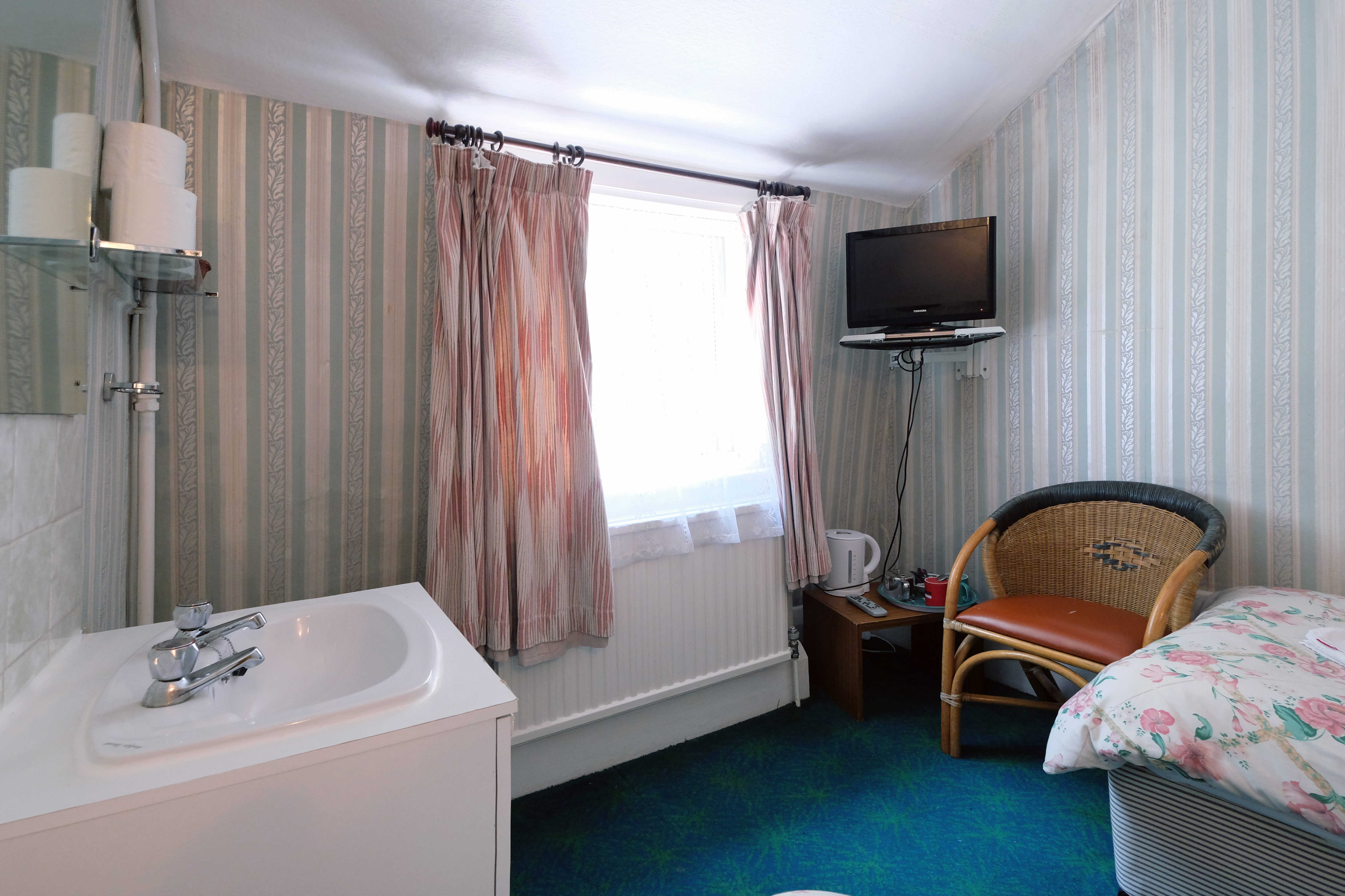 A twin room with shared bathroom in Paddington. London budget rooms.