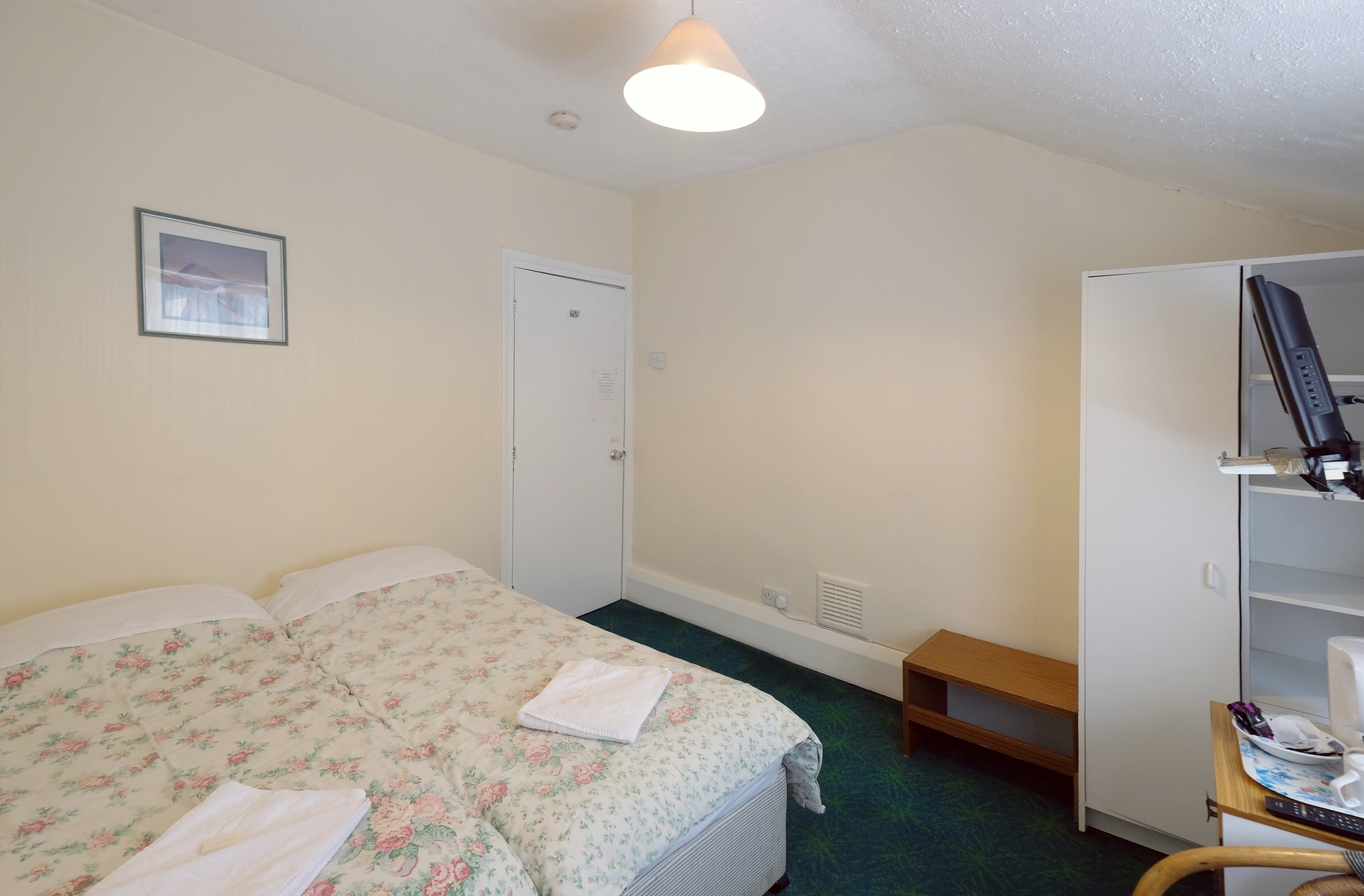 A twin room with shared bathroom in Paddington. London budget rooms.