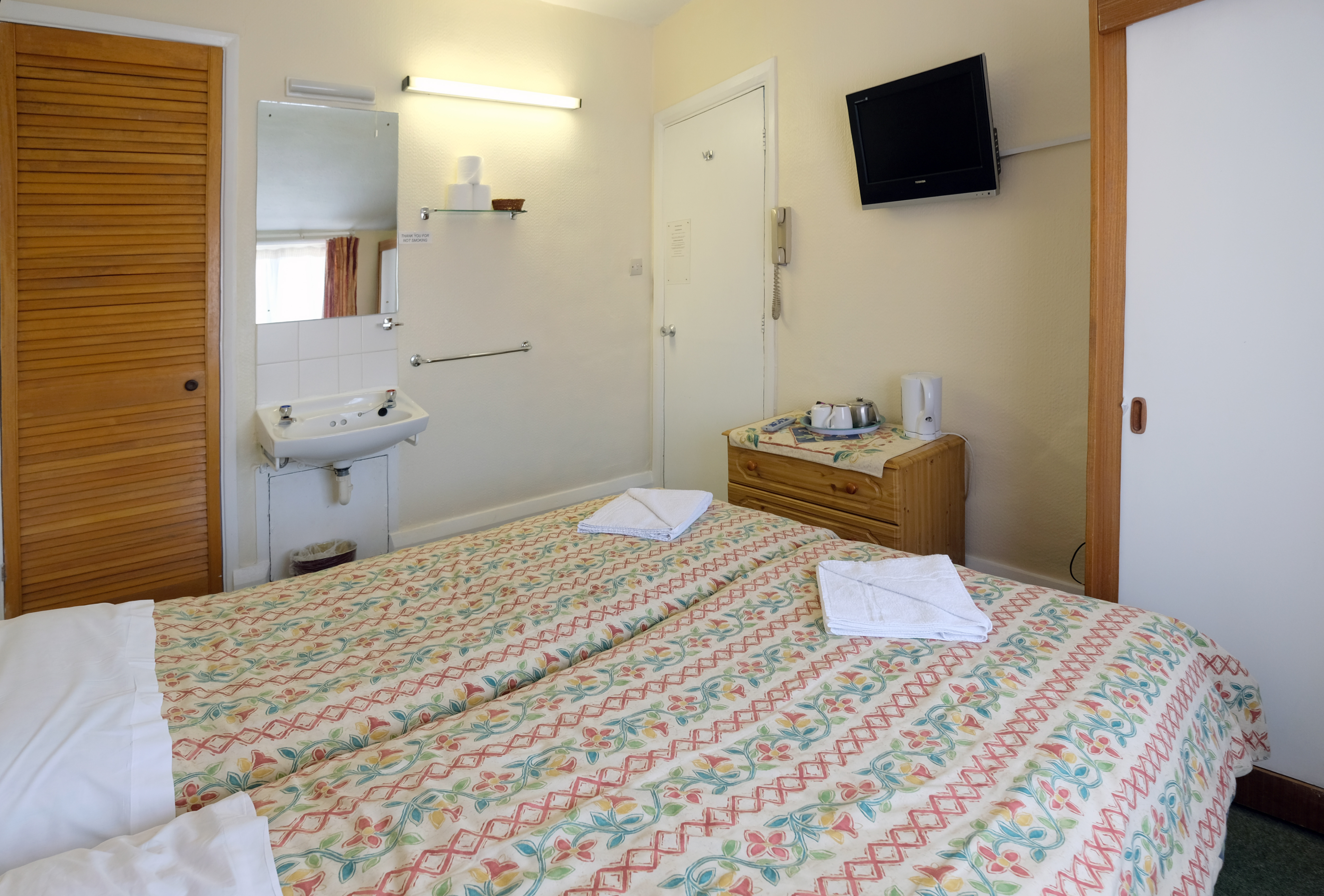 A twin room with ensuite bathroom in Paddington. London budget rooms.