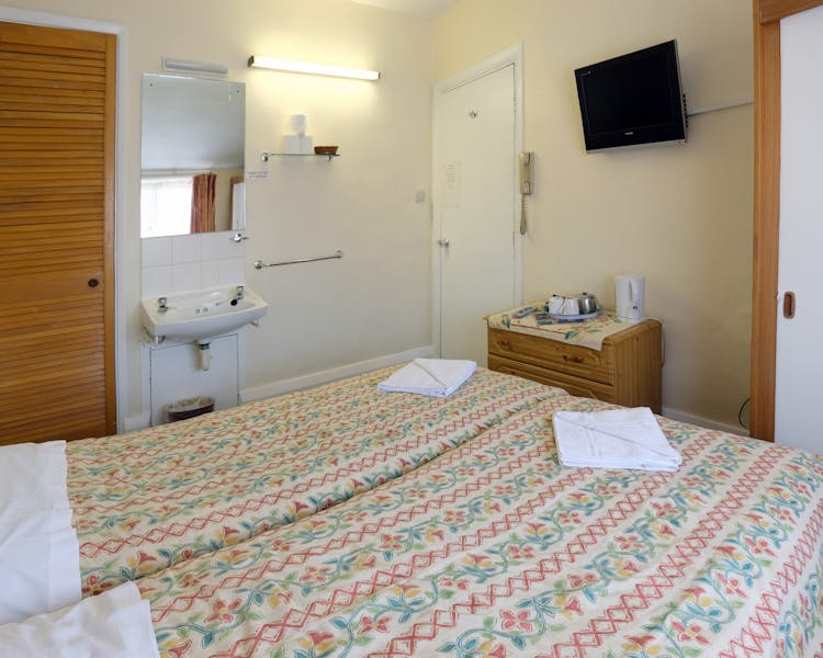 A twin room with ensuite bathroom in Paddington. London budget rooms.