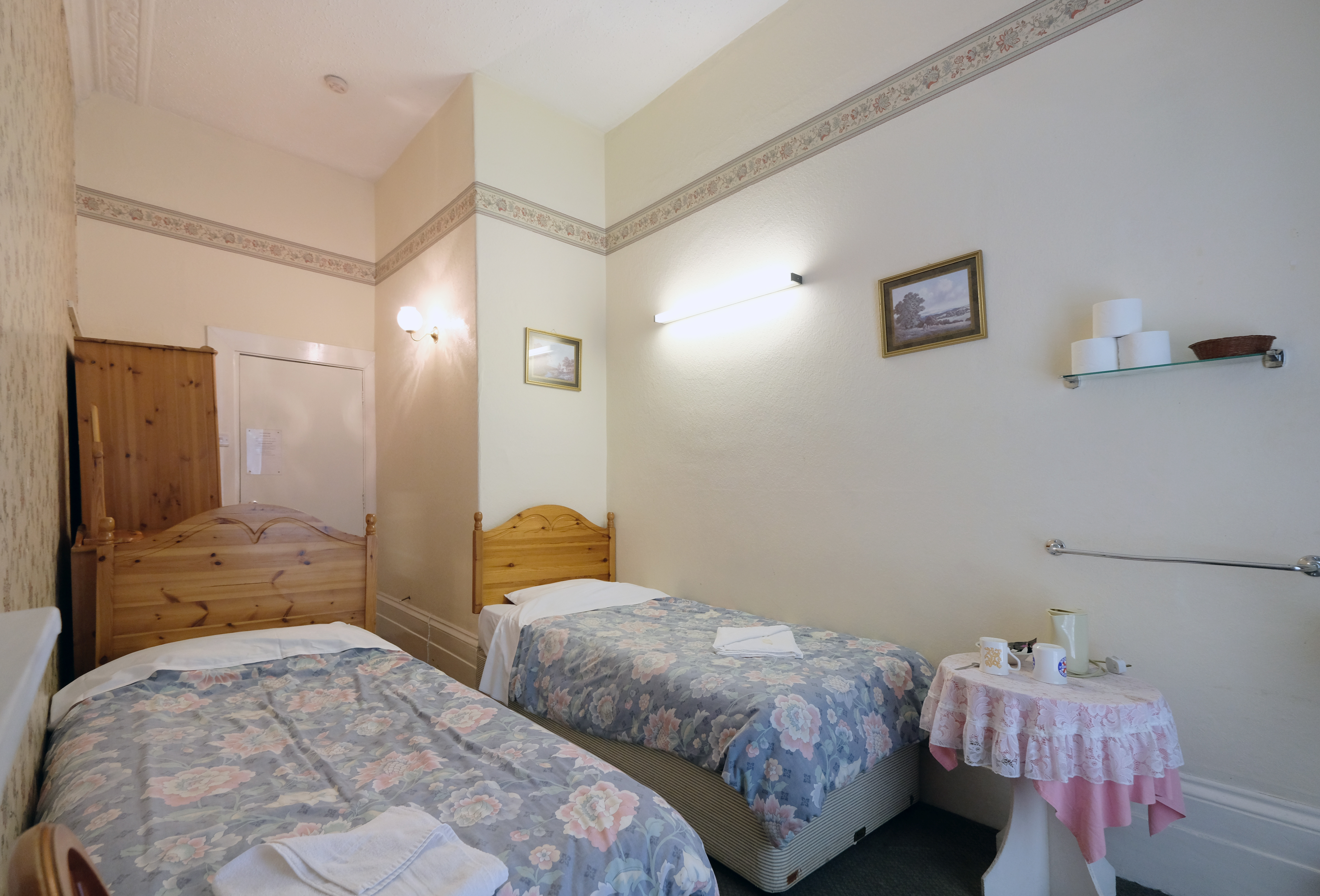 A twin room with shared bathroom in Paddington. London budget rooms.