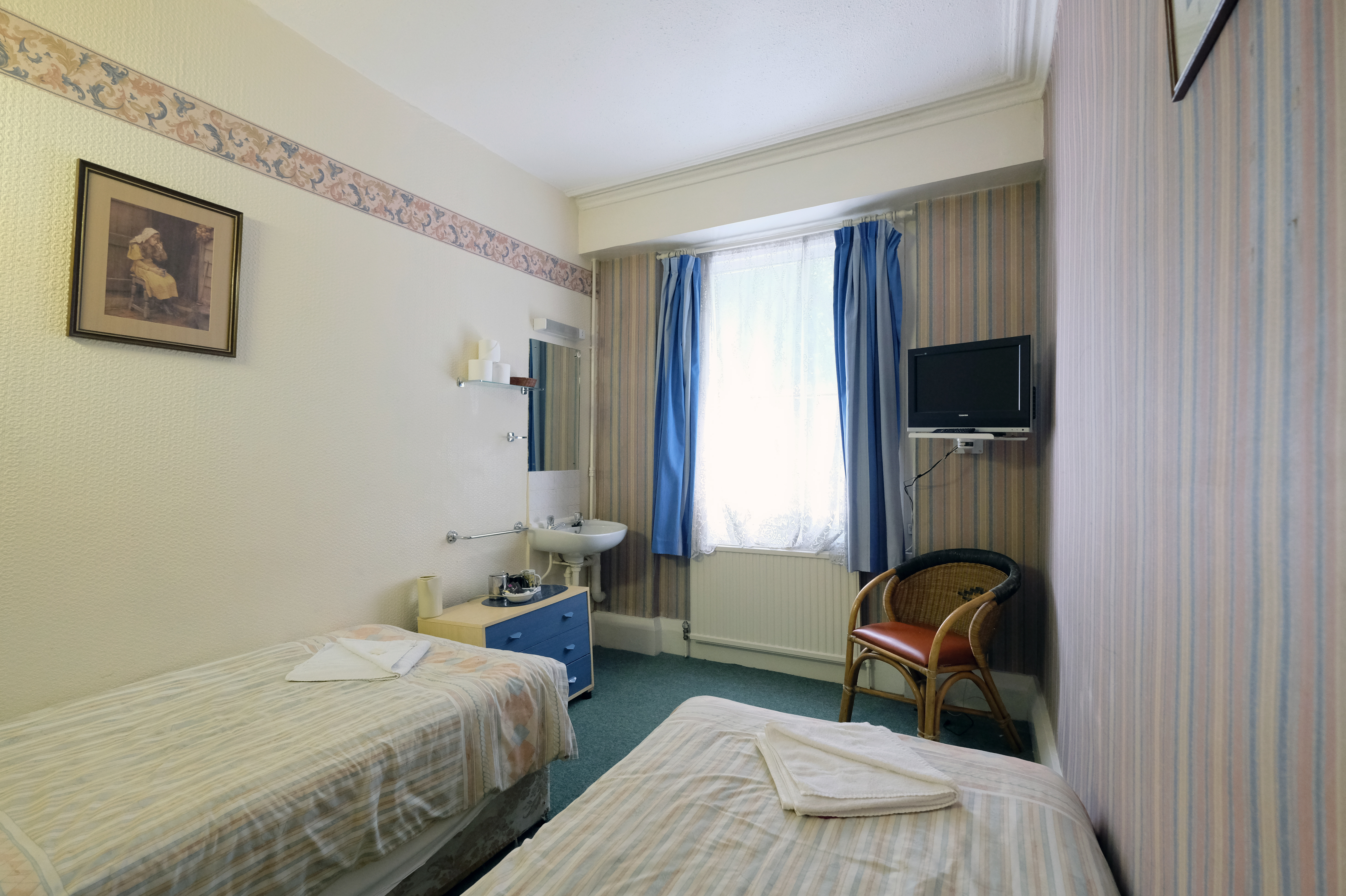A twin room with shared bathroom in Paddington. London budget rooms.