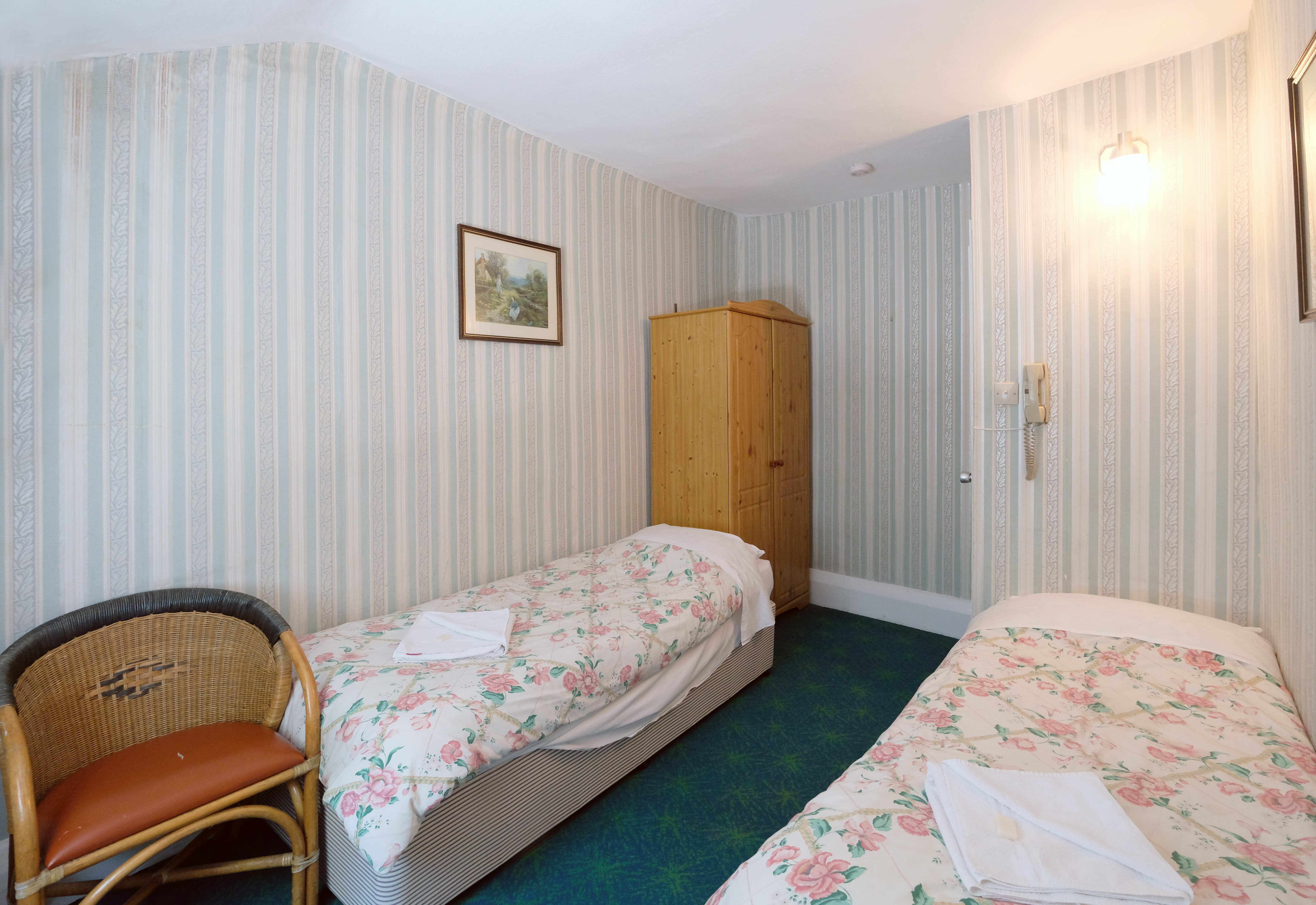 A twin room with shared bathroom in Paddington. London budget rooms.