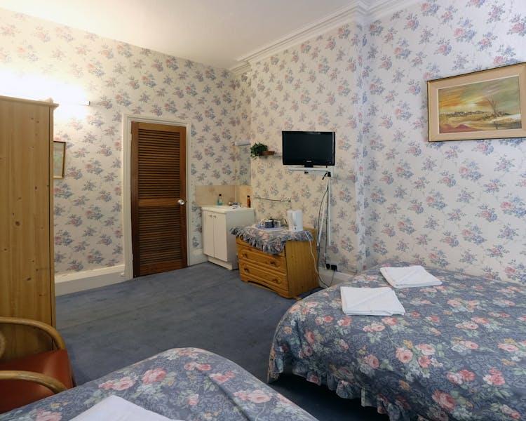 A triple room with ensuite bathroom in Paddington. London budget rooms.