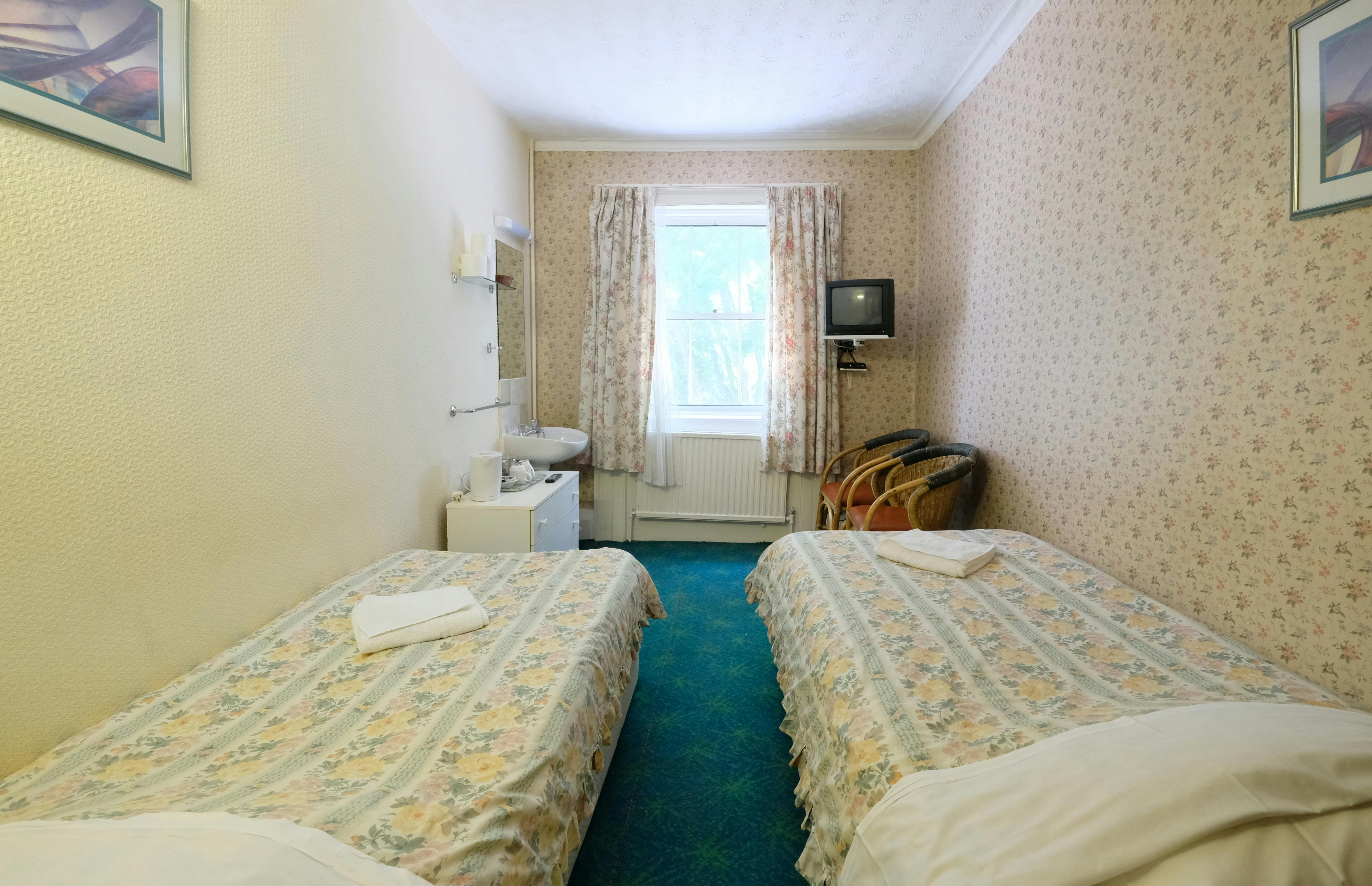 A twin room with shared bathroom in Paddington. London budget rooms.