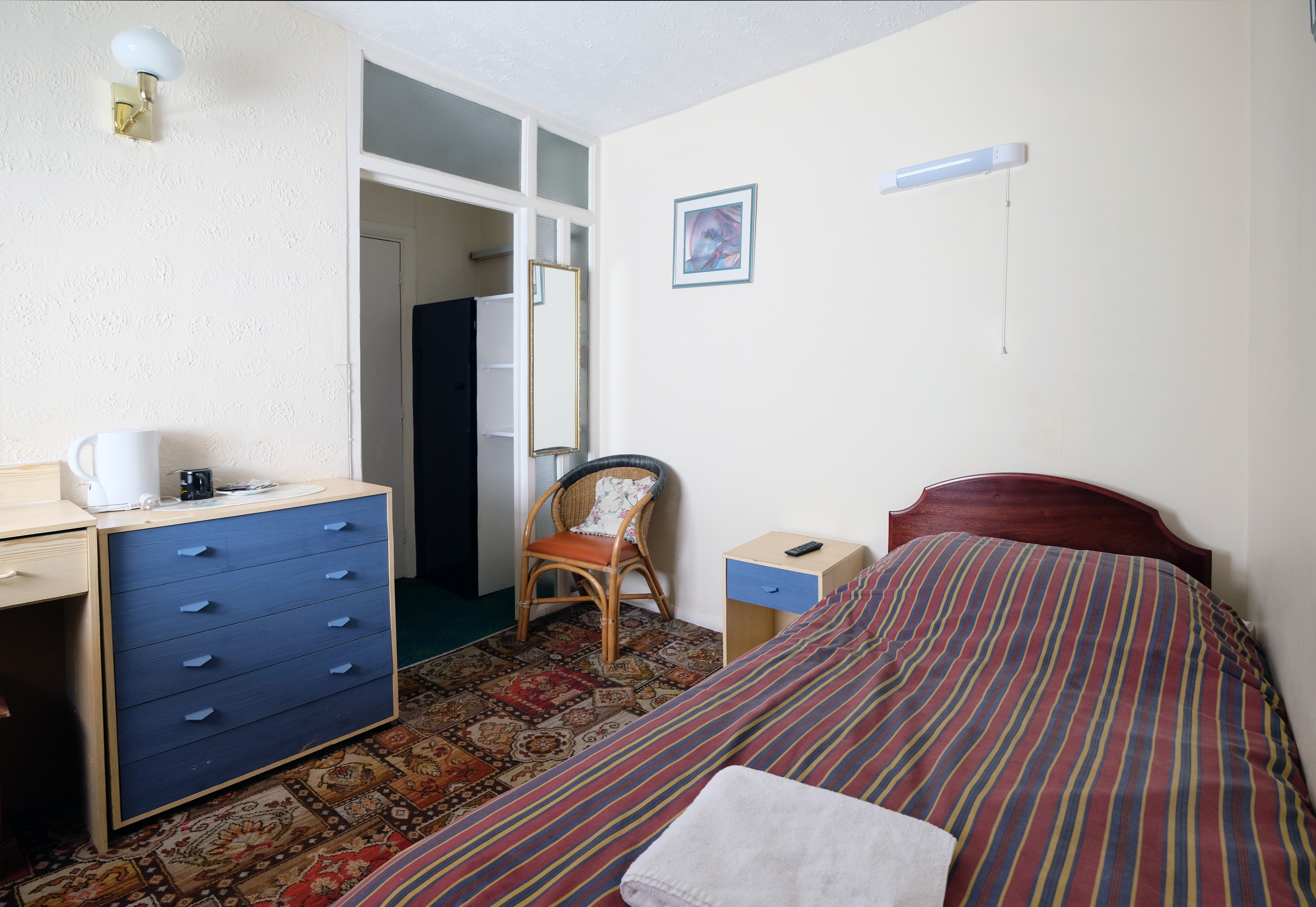 A single room with shared bathroom in Paddington. Budget room