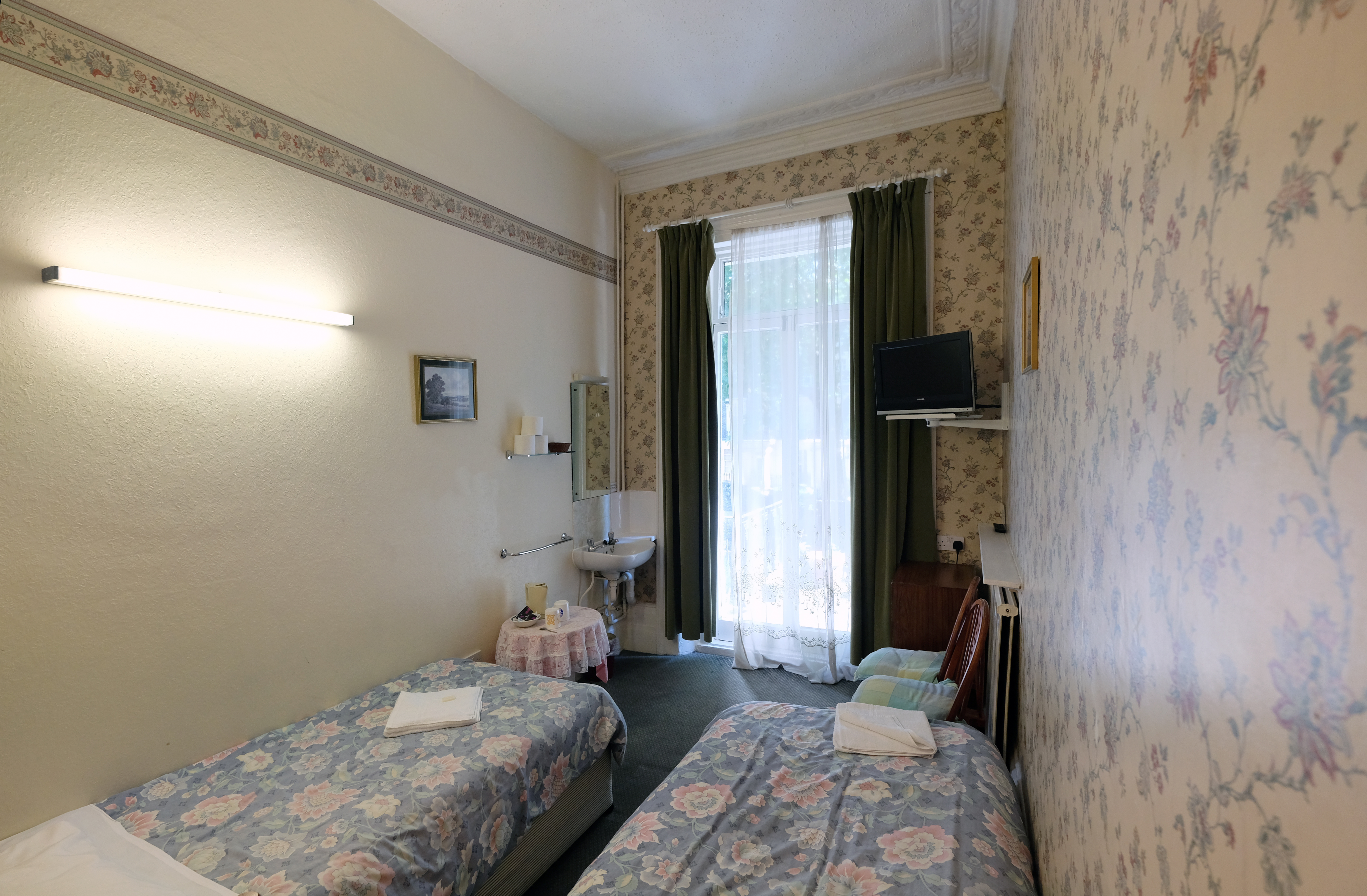 A twin room with shared bathroom in Paddington. London budget rooms.