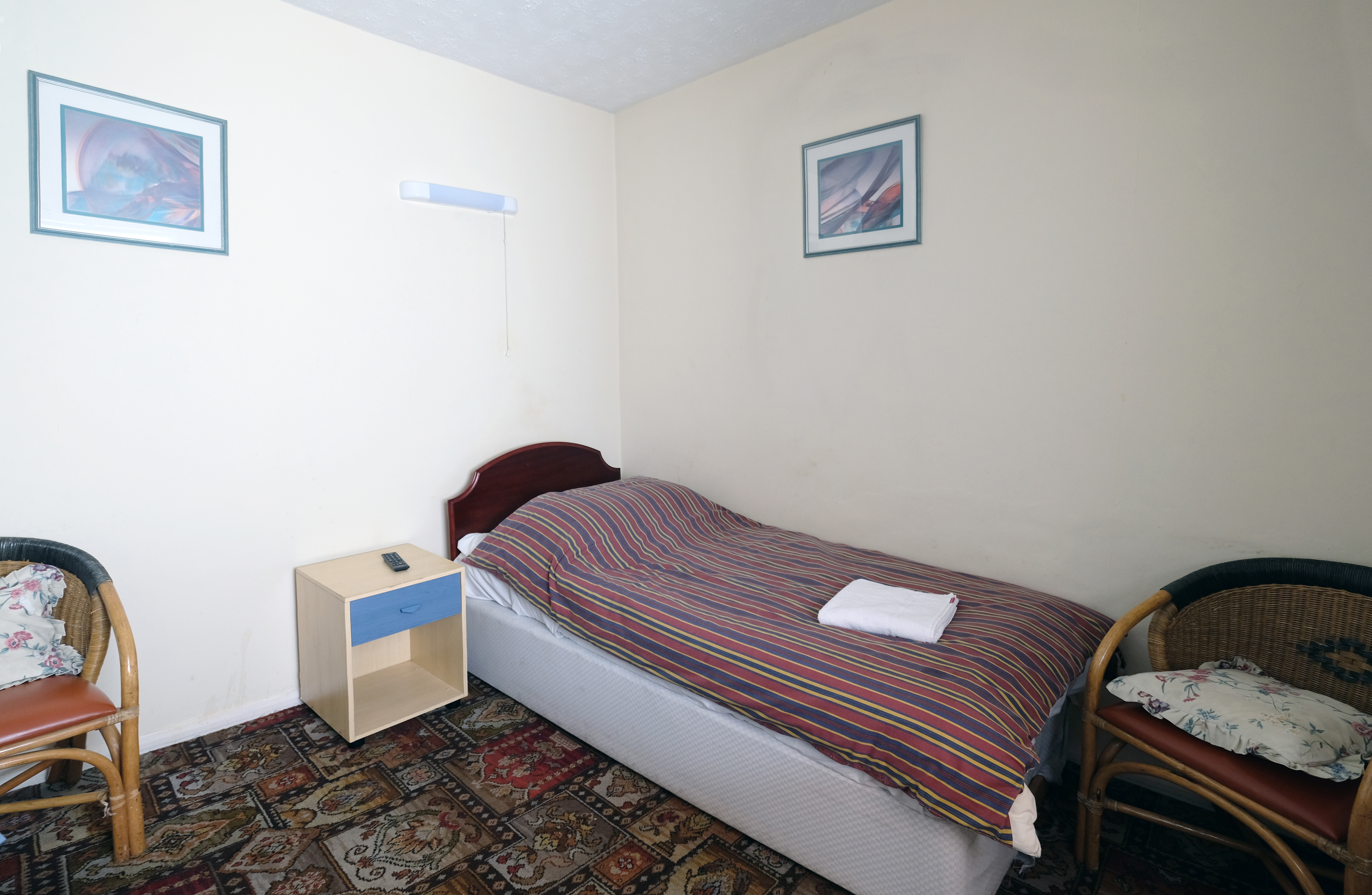 A single room with shared bathroom in Paddington. Budget room