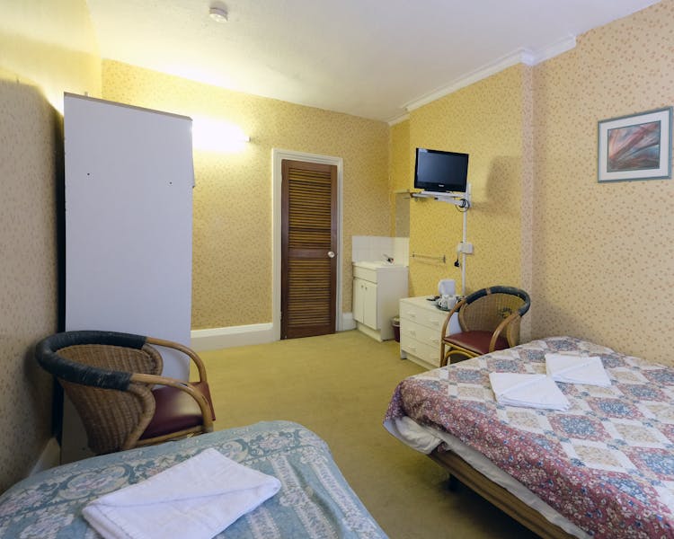 A triple room with ensuite bathroom in Paddington. London budget rooms.