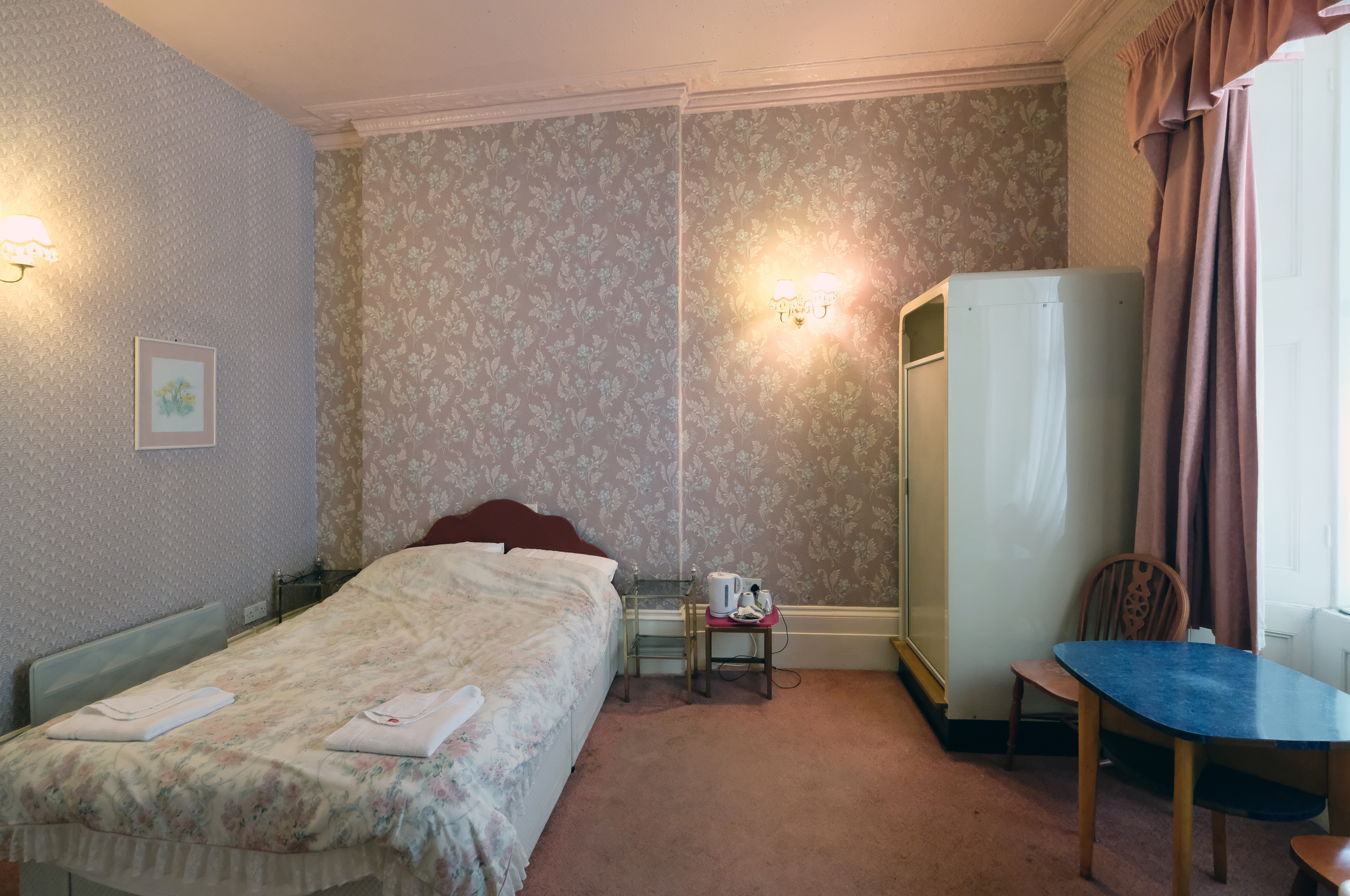 A double room with ensuite bathroom in Paddington. London budget rooms.
