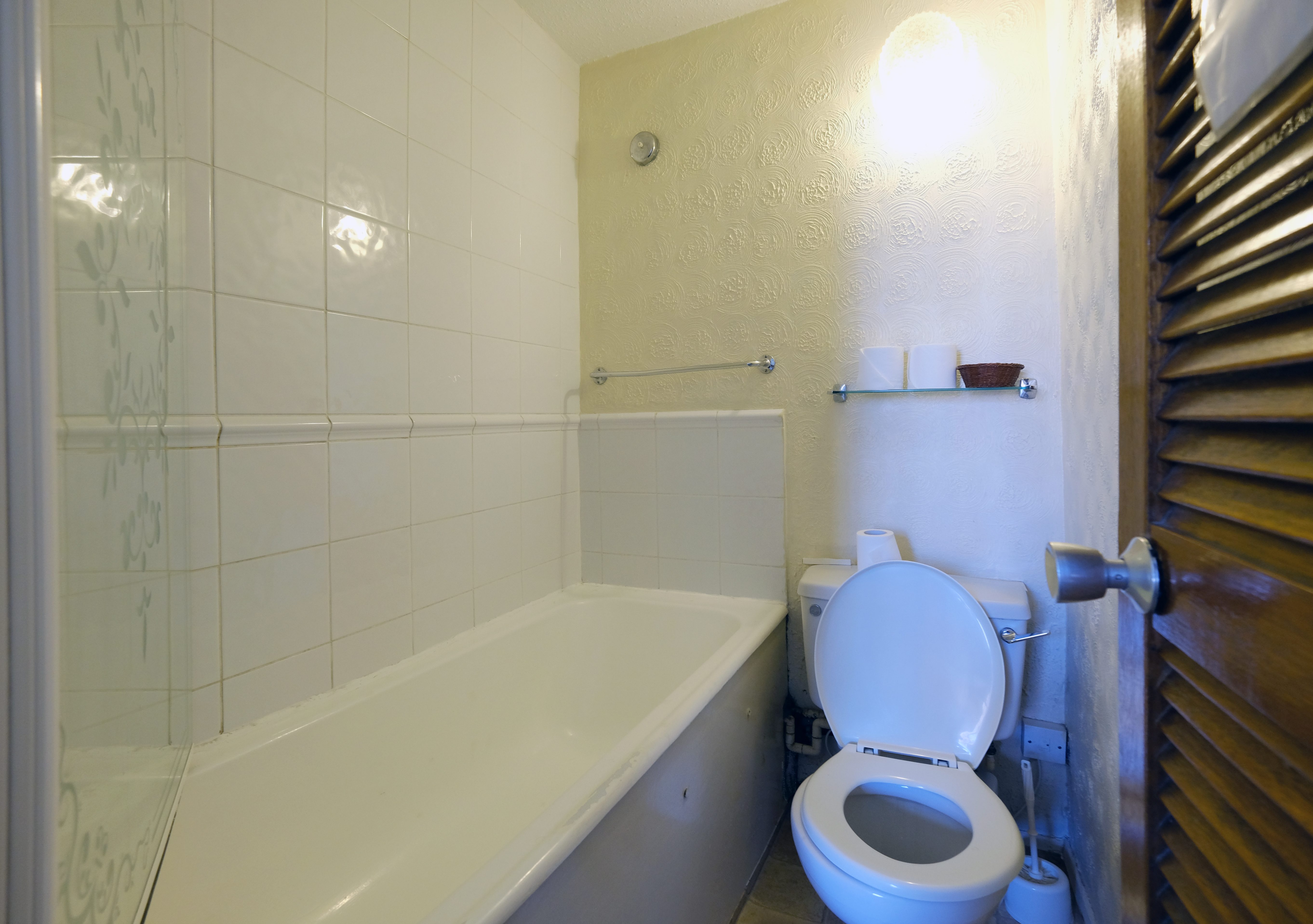 A bathroom in an ensuite twin room. Paddington budget rooms.