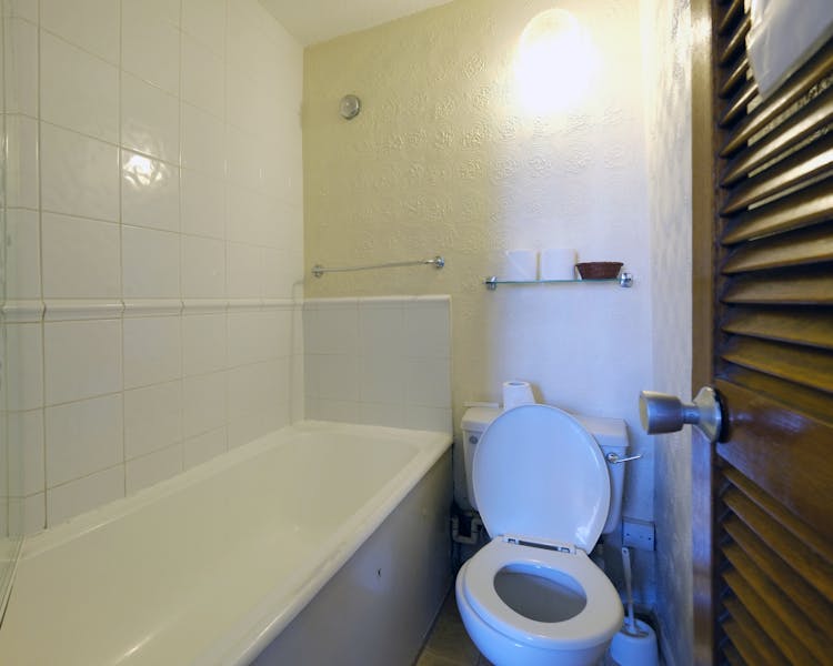 A bathroom in an ensuite twin room. Paddington budget rooms.