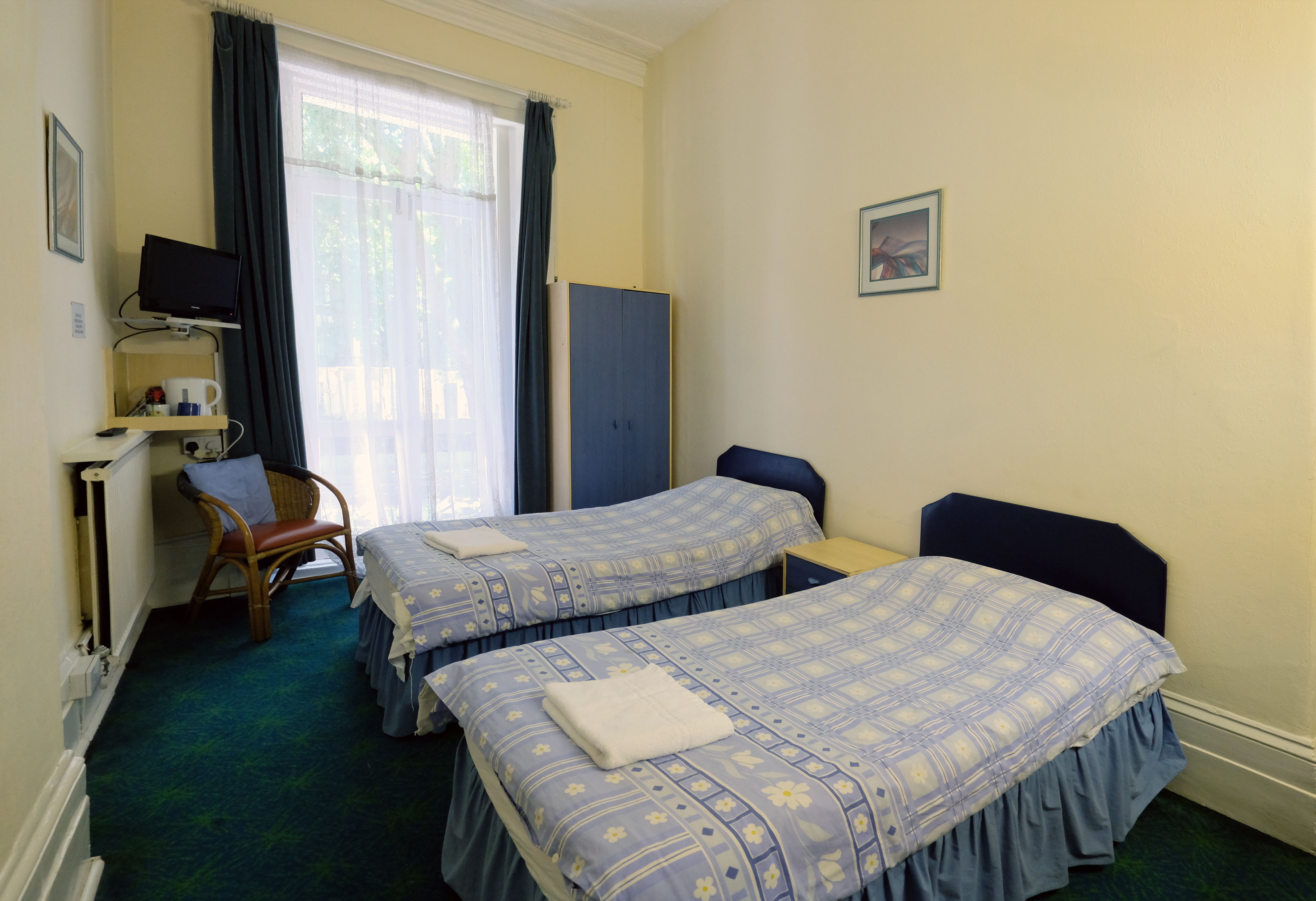 A twin room with ensuite bathroom in Paddington. London budget rooms.