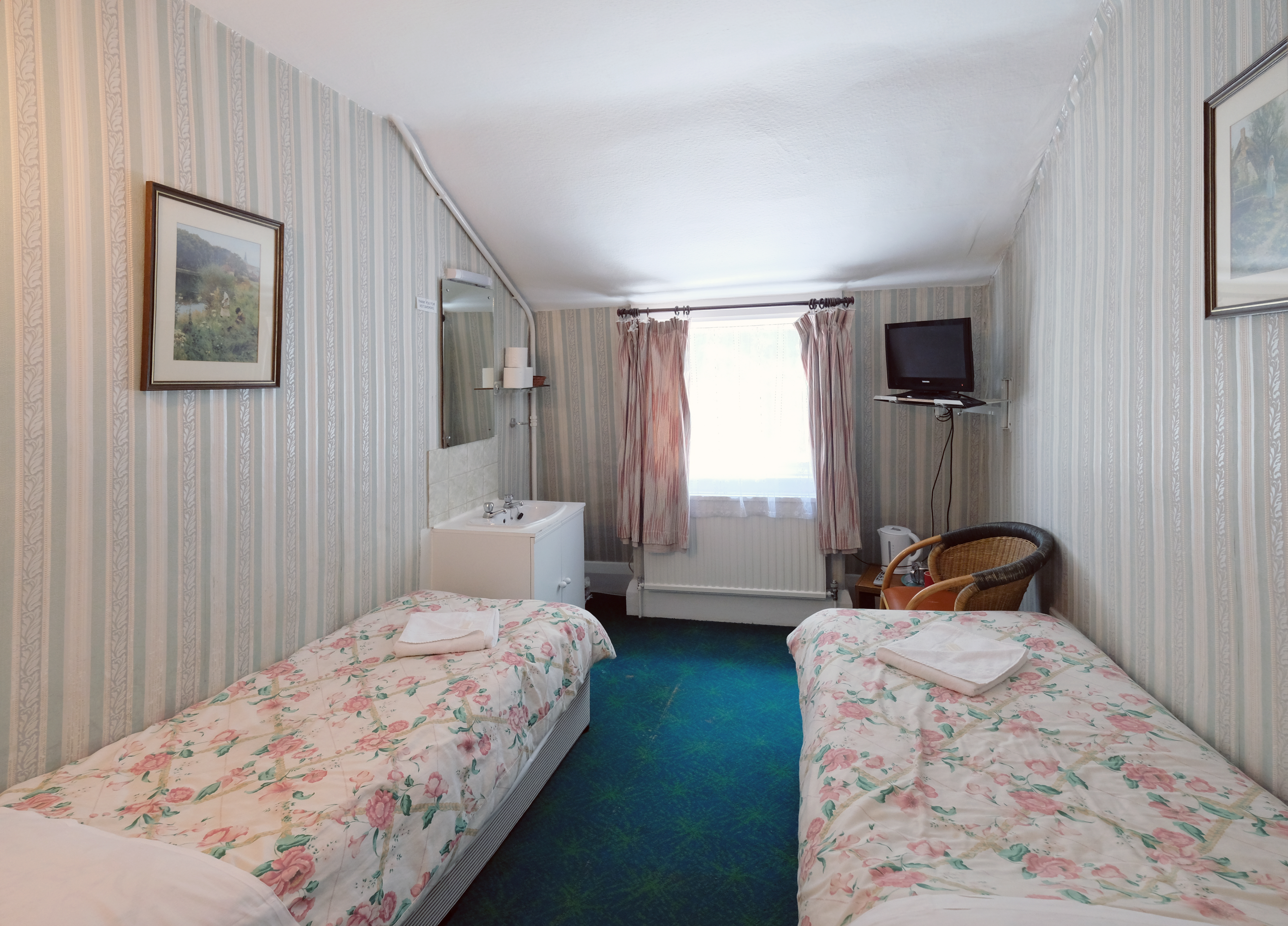 A twin room with shared bathroom in Paddington. London budget rooms.