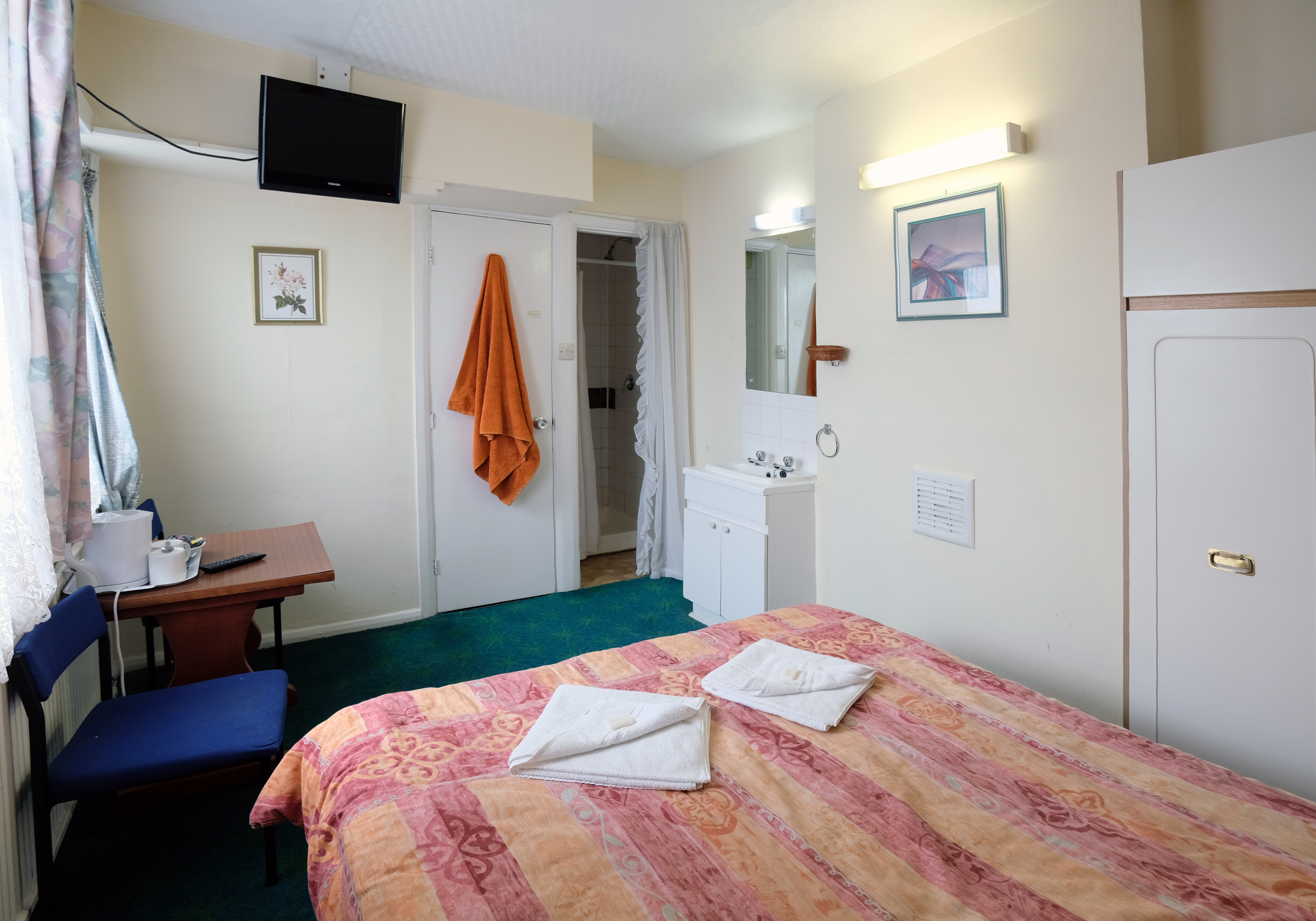 A double room with ensuite bathroom in Paddington. London budget rooms.