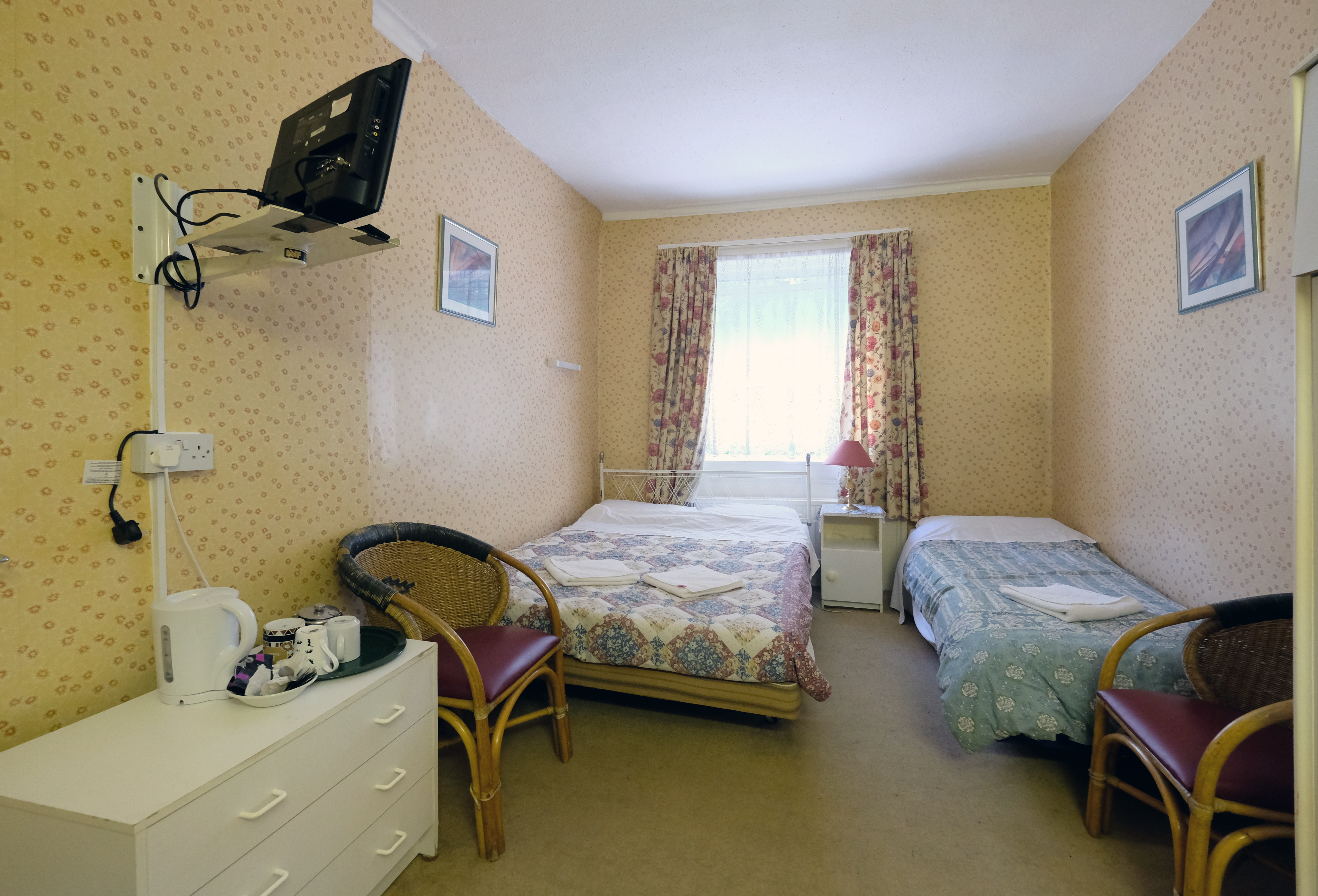 A triple room with ensuite bathroom in Paddington. London budget rooms.