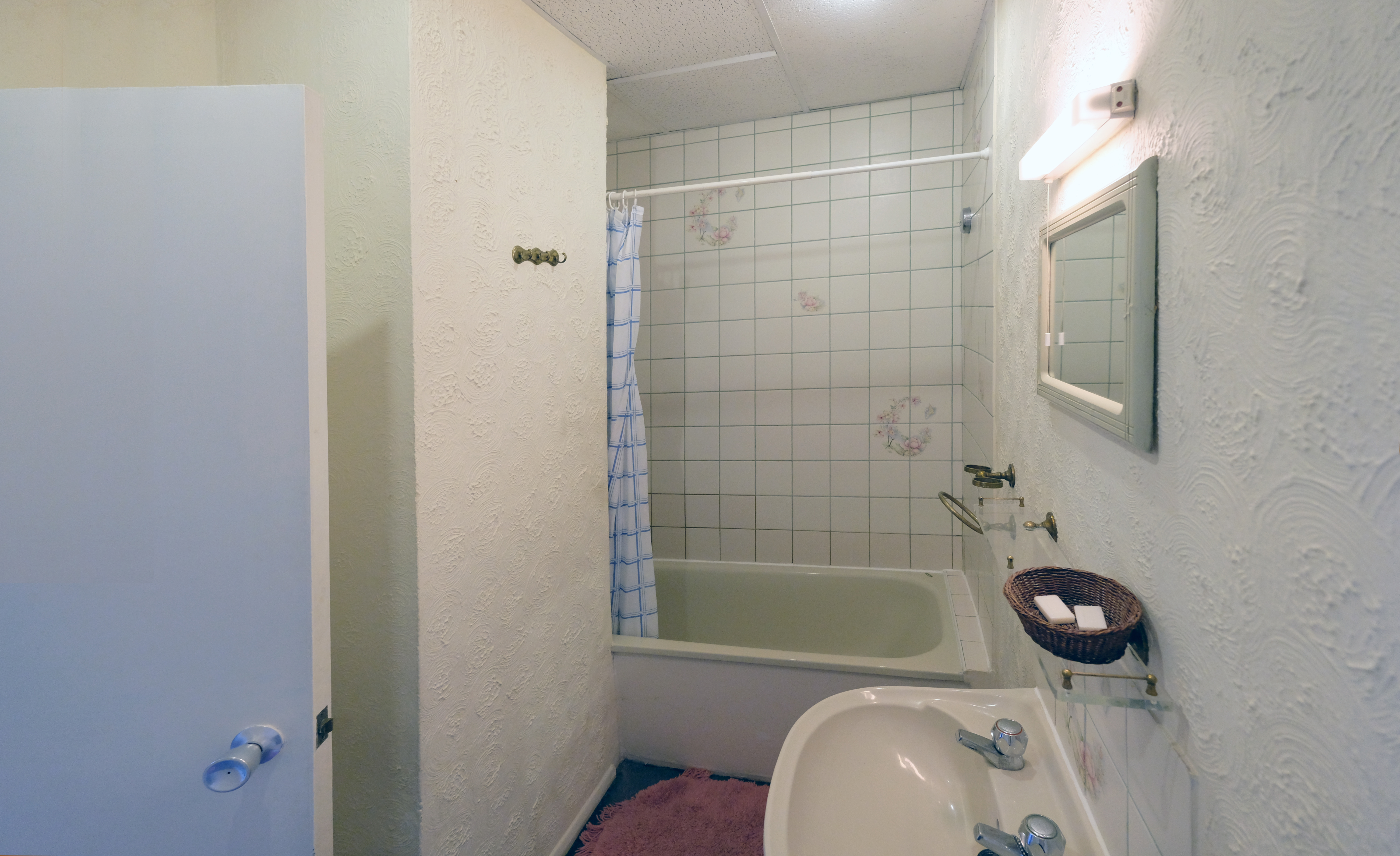 A bathroom in an ensuite double room. Paddington budget rooms.
