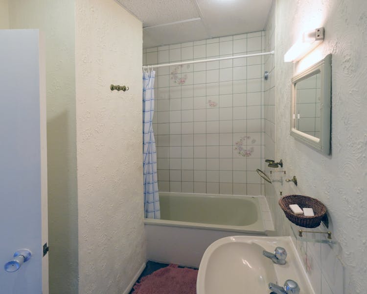 A bathroom in an ensuite double room. Paddington budget rooms.