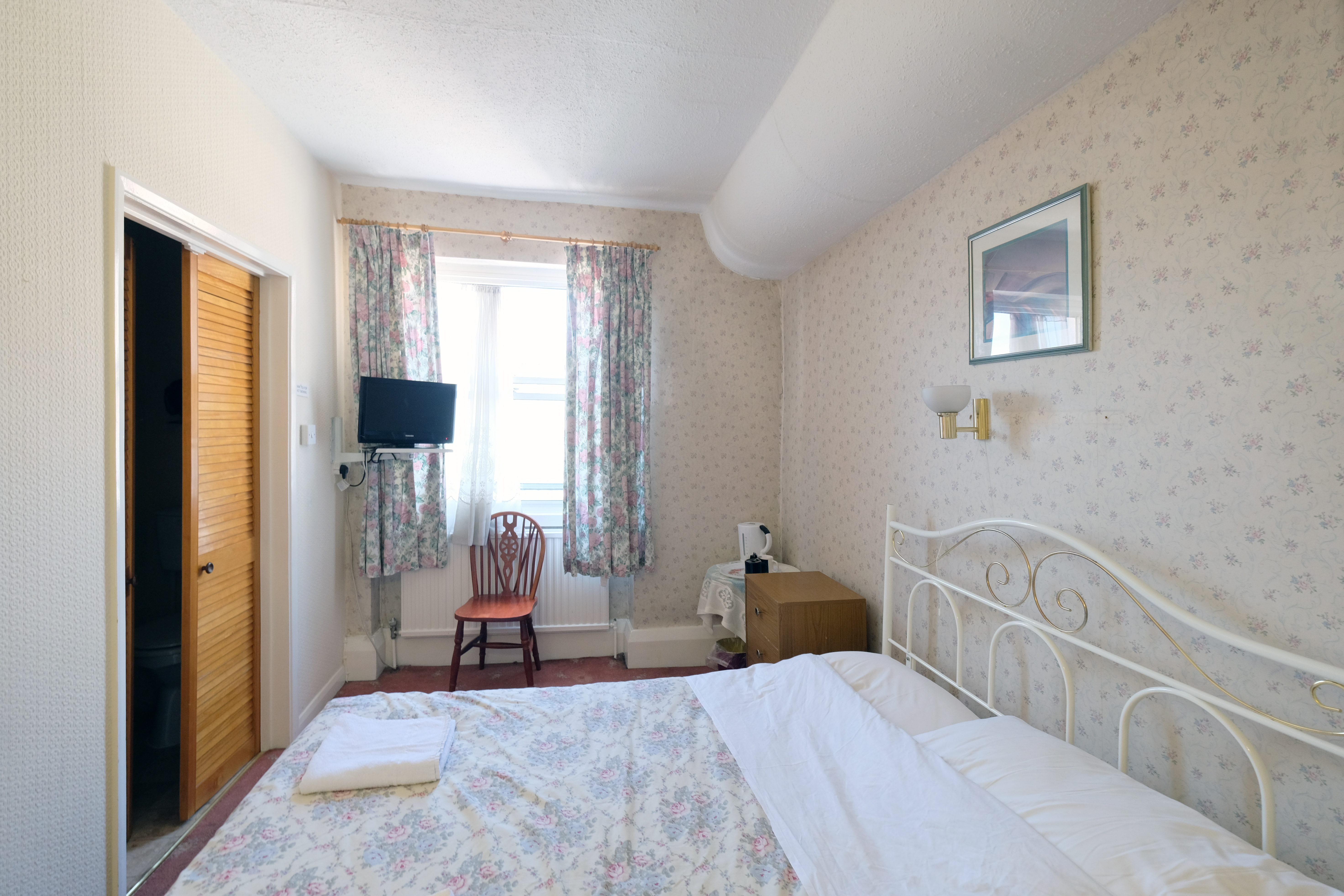 A double room with ensuite bathroom in Paddington. London budget rooms.