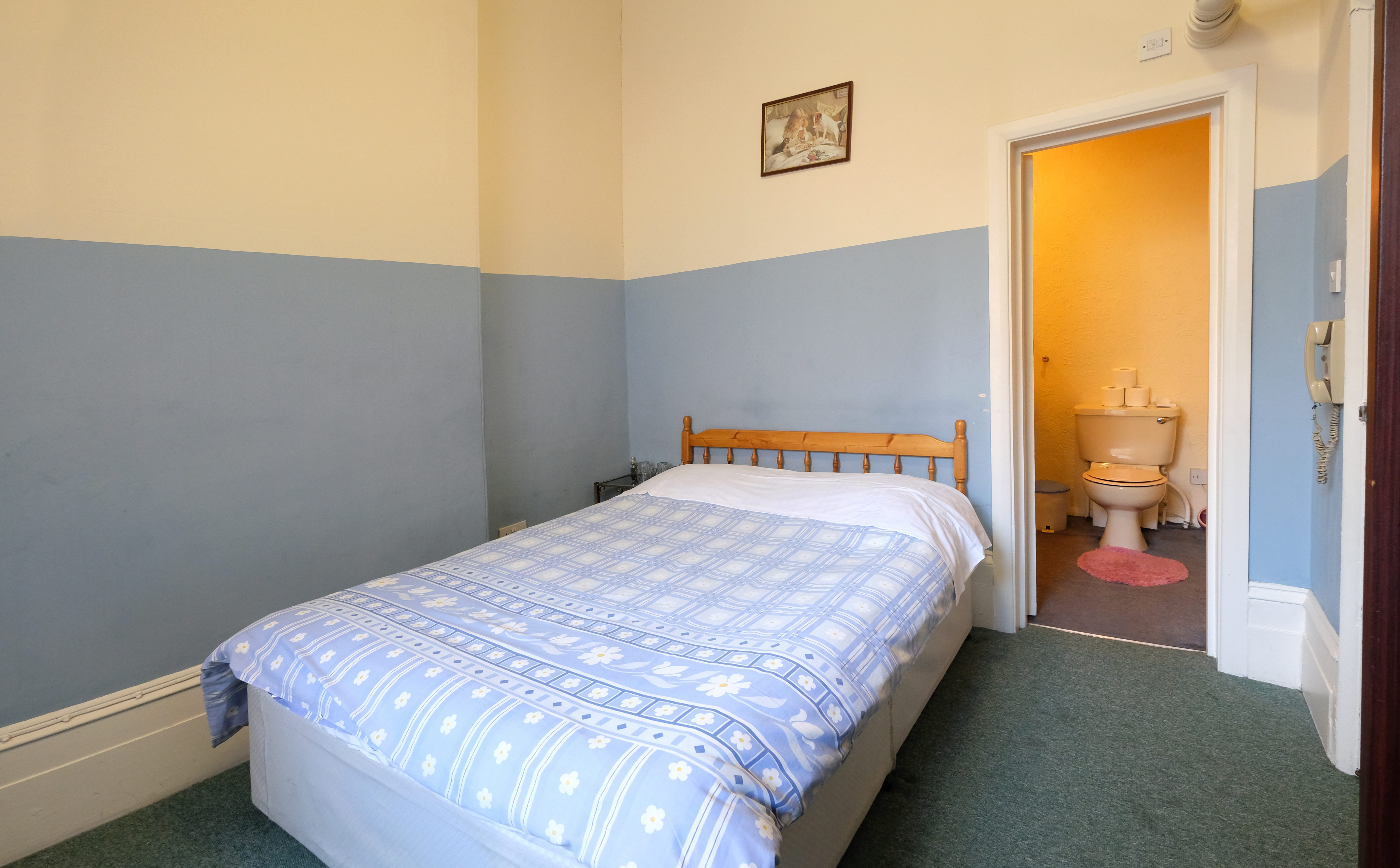 A double room with ensuite bathroom in Paddington. London budget rooms.