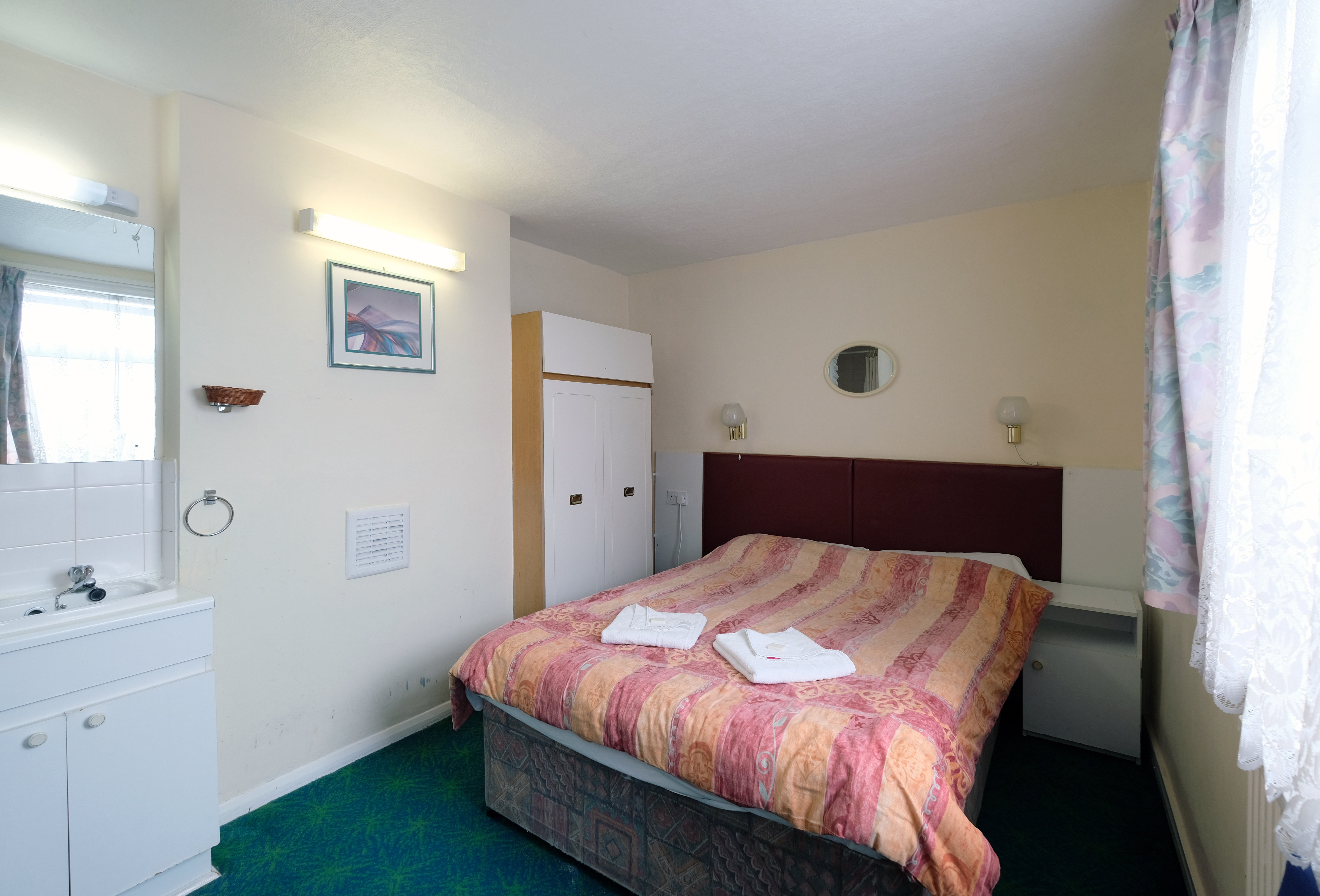 A double room with ensuite bathroom in Paddington. London budget rooms.