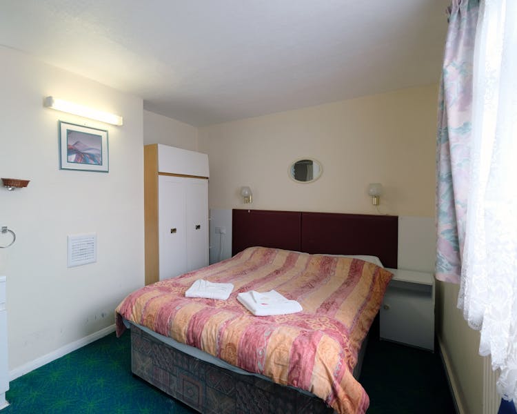 A double room with ensuite bathroom in Paddington. London budget rooms.