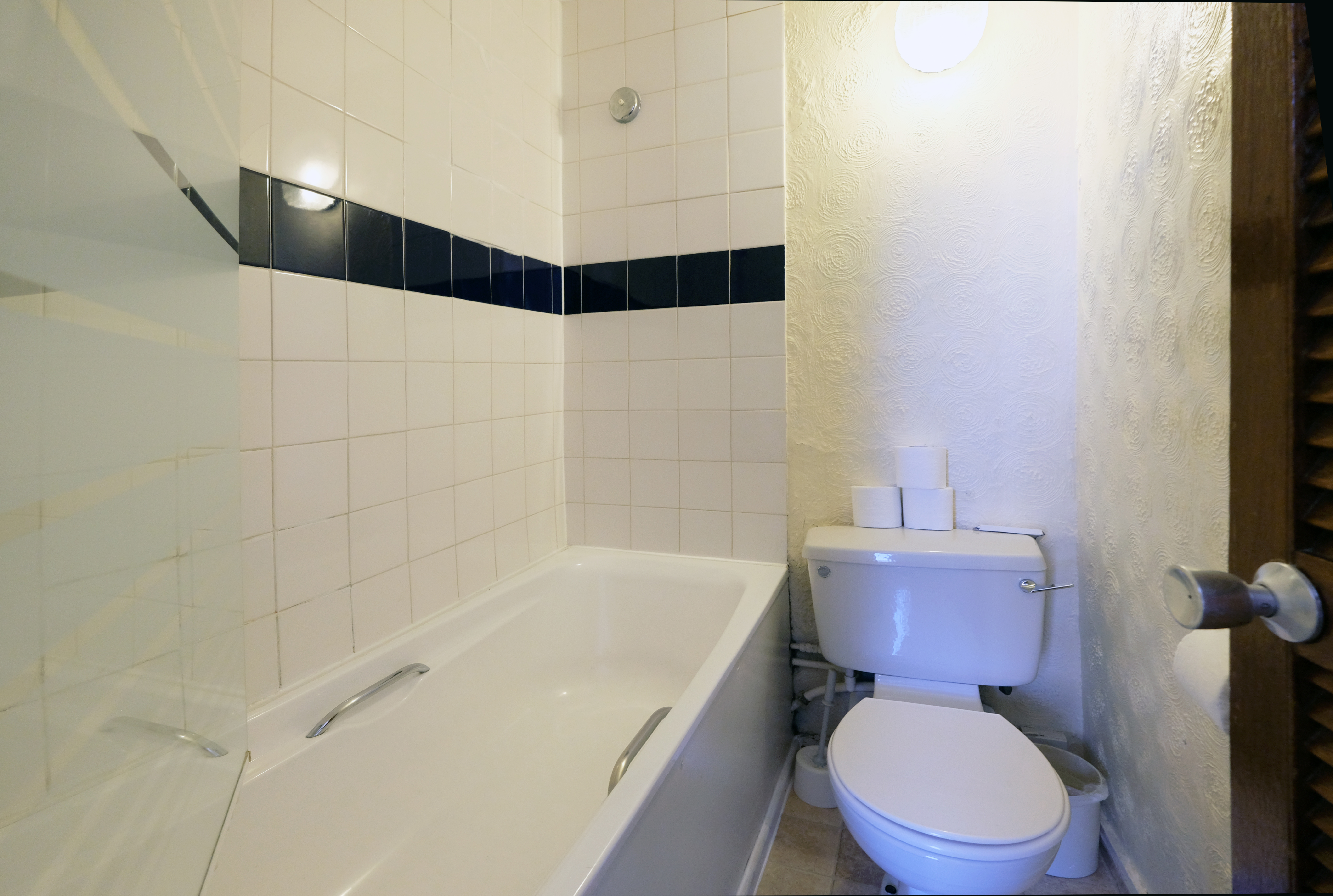 A triple room with ensuite bathroom in Paddington. London budget rooms.
