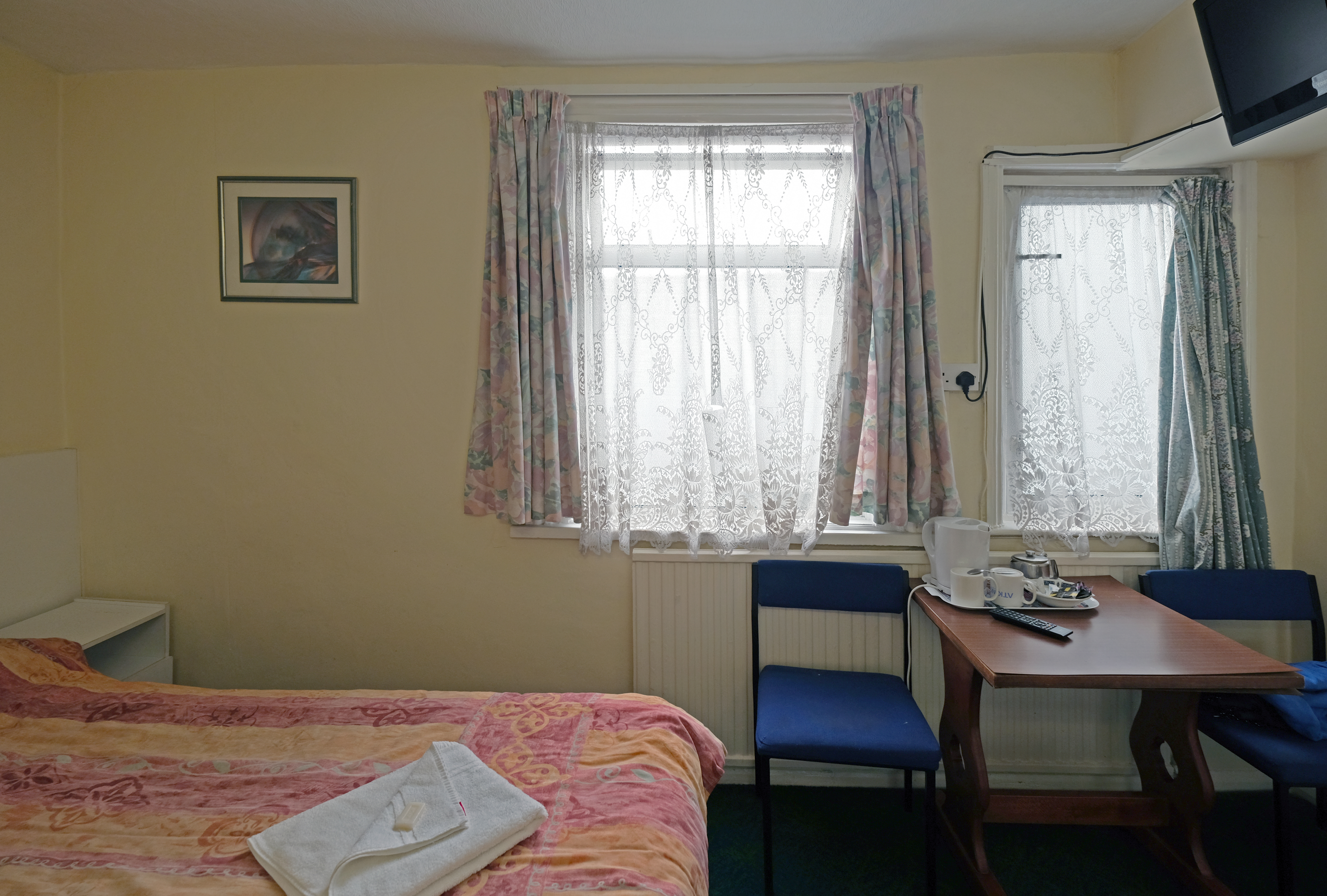 A double room with ensuite bathroom in Paddington. London budget rooms.