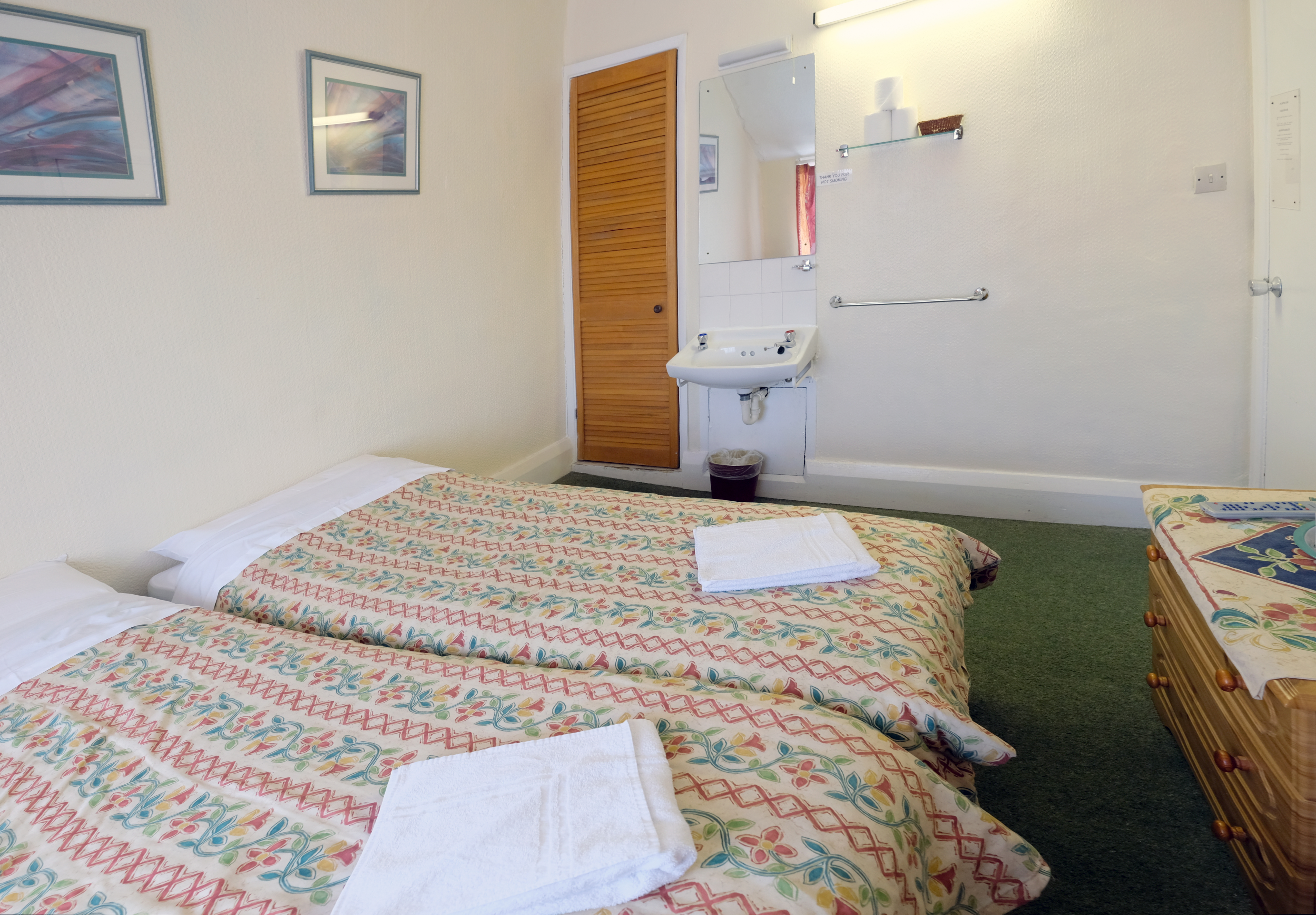 A twin room with ensuite bathroom in Paddington. London budget rooms.