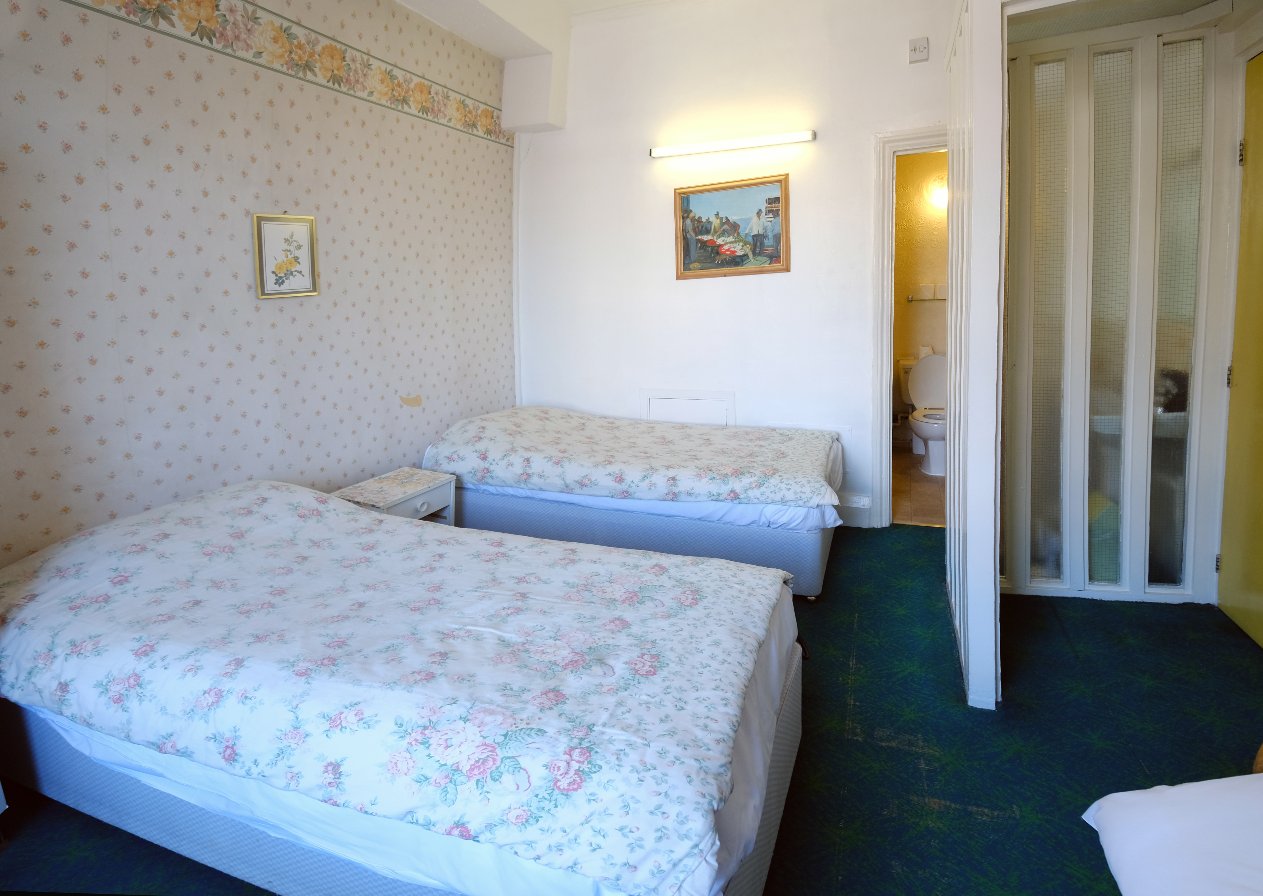 A twin room with ensuite bathroom in Paddington. London budget rooms.