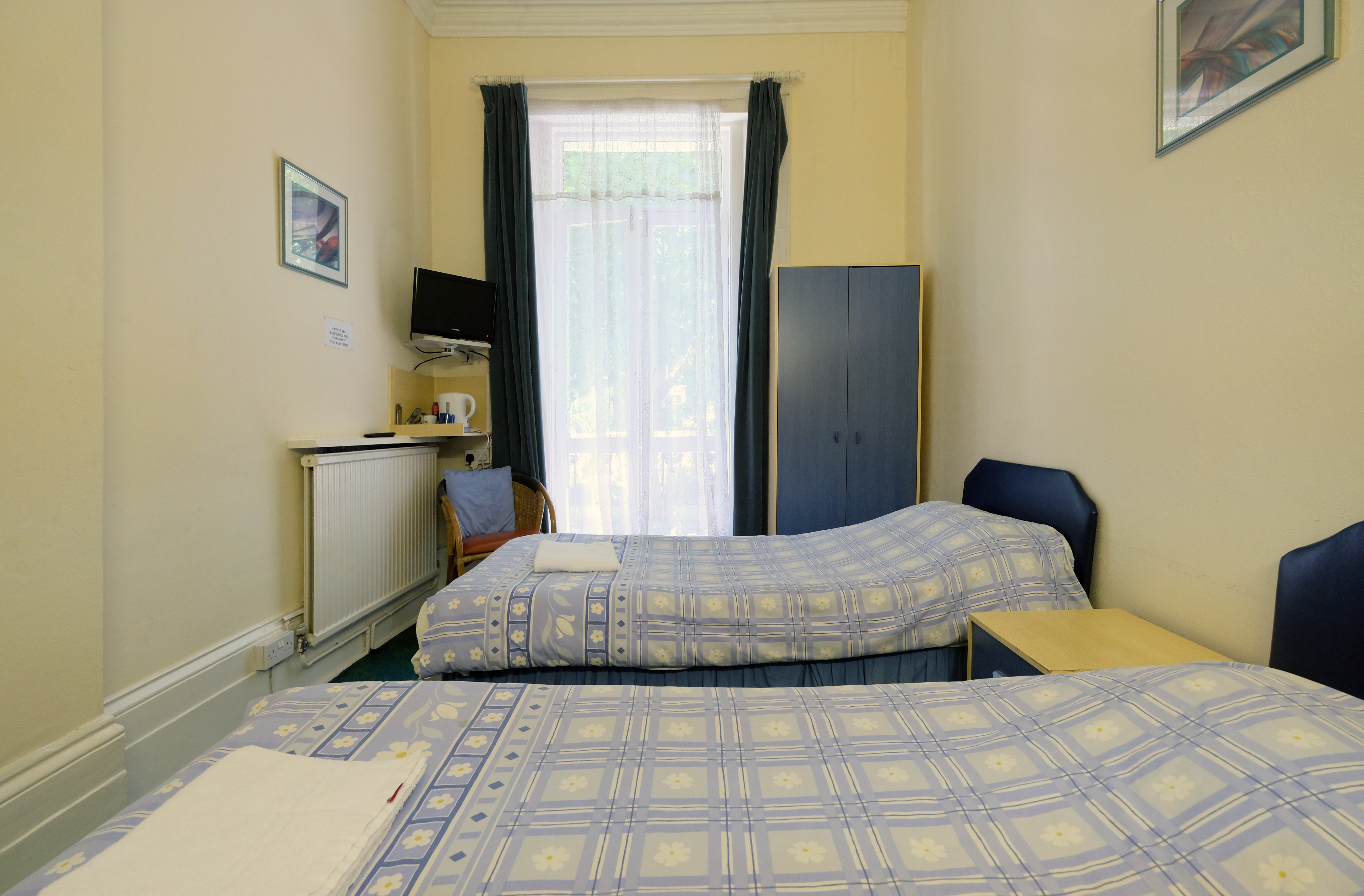 A twin room with ensuite bathroom in Paddington. London budget rooms.