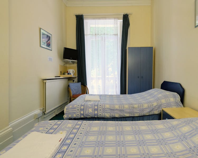 A twin room with ensuite bathroom in Paddington. London budget rooms.