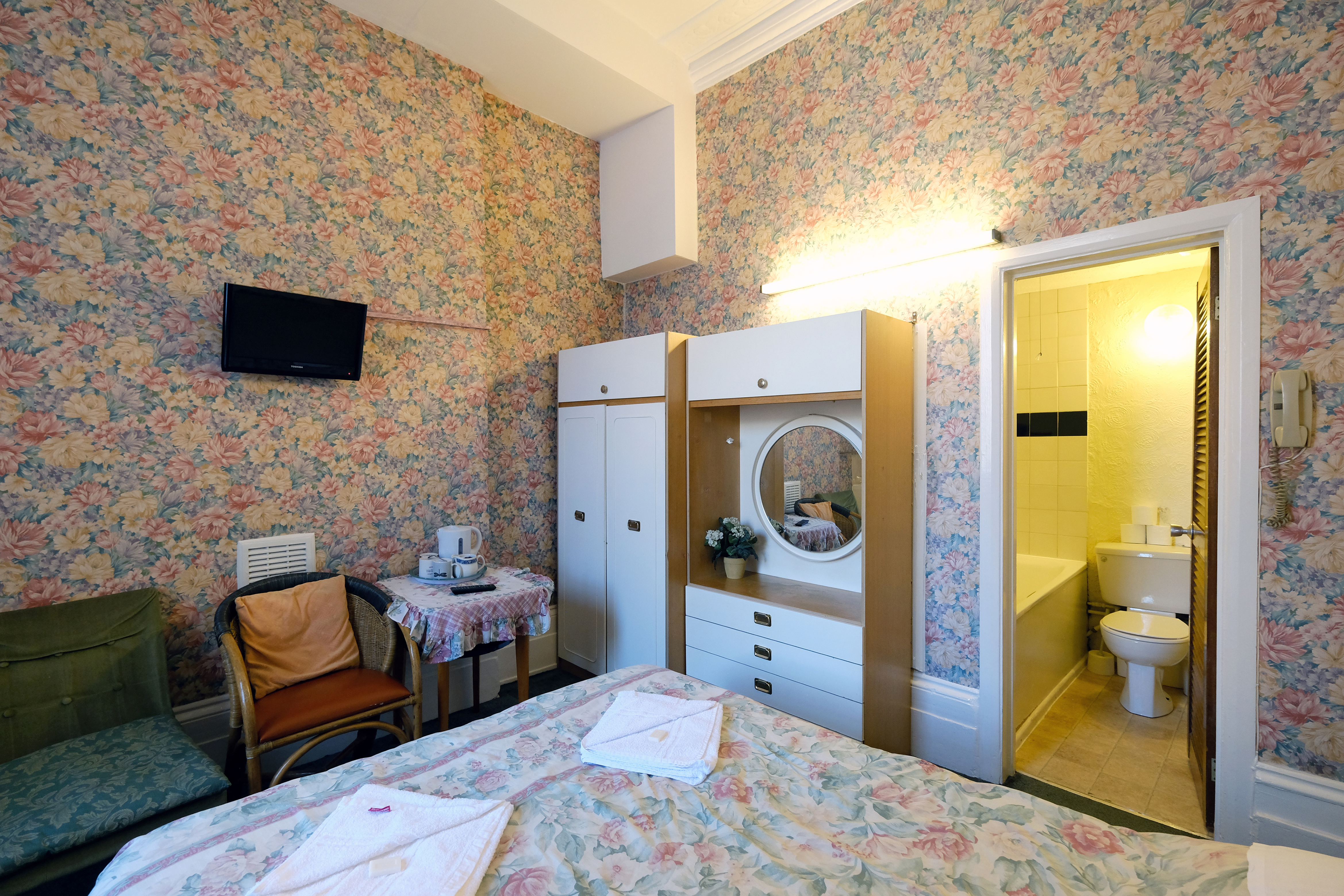 A triple room with ensuite bathroom in Paddington. London budget rooms.