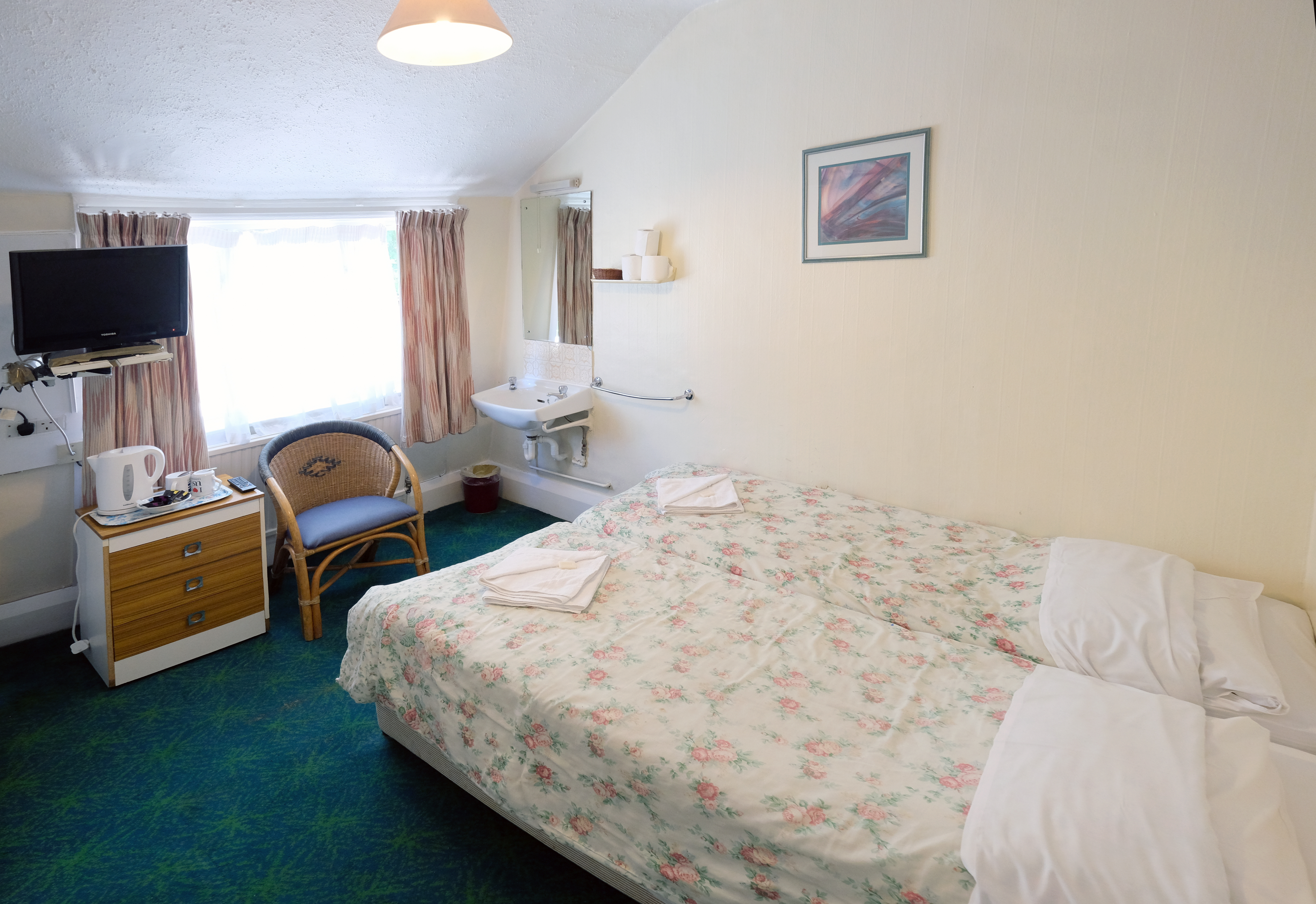 A twin room with shared bathroom in Paddington. London budget rooms.