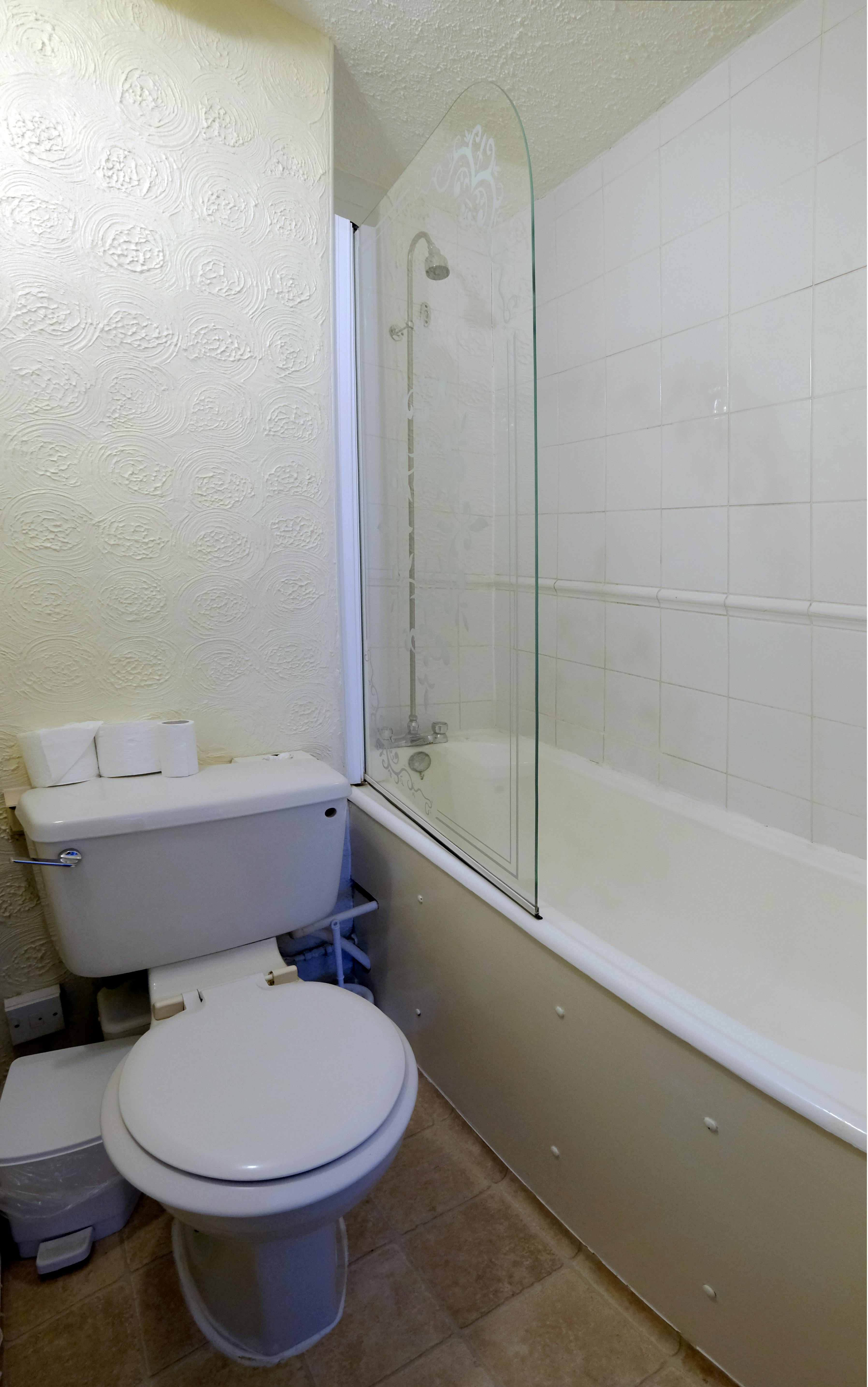 A bathroom in an ensuite triple room. Paddington budget rooms.